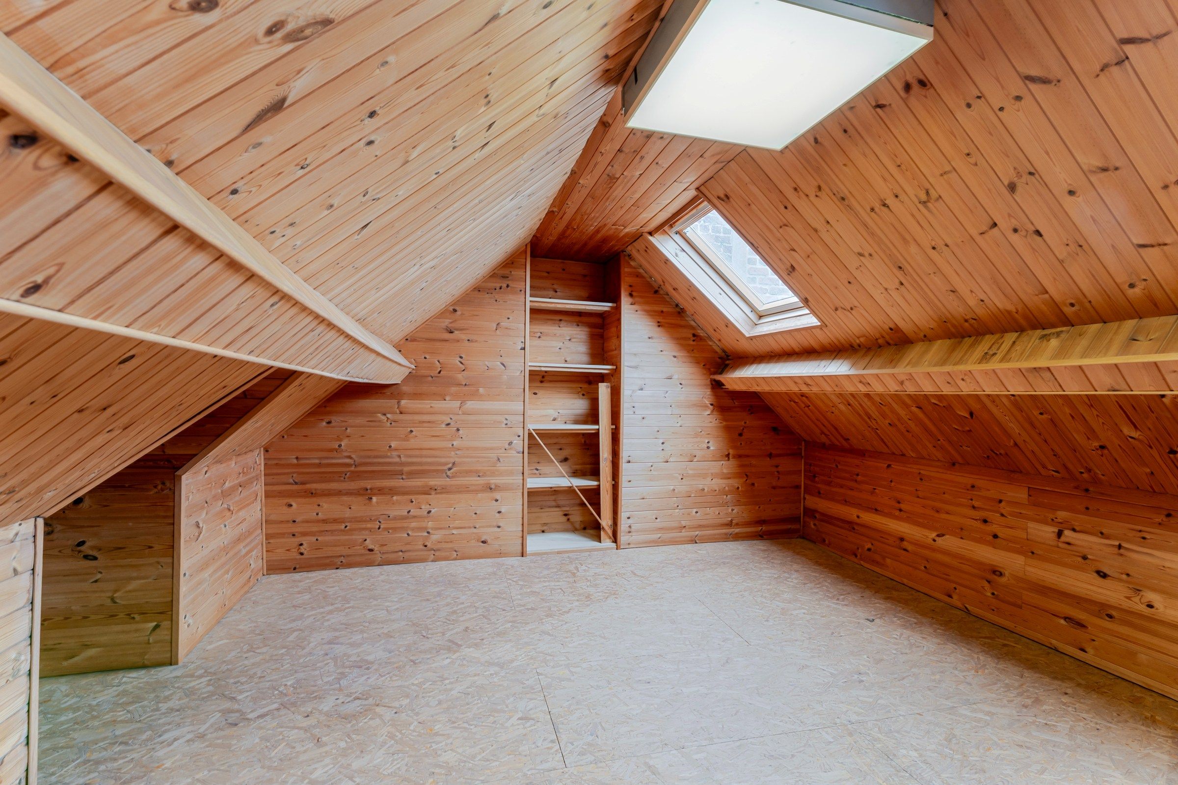 INSTAPKLARE WONING MET UITWEG EN GARAGE foto 9
