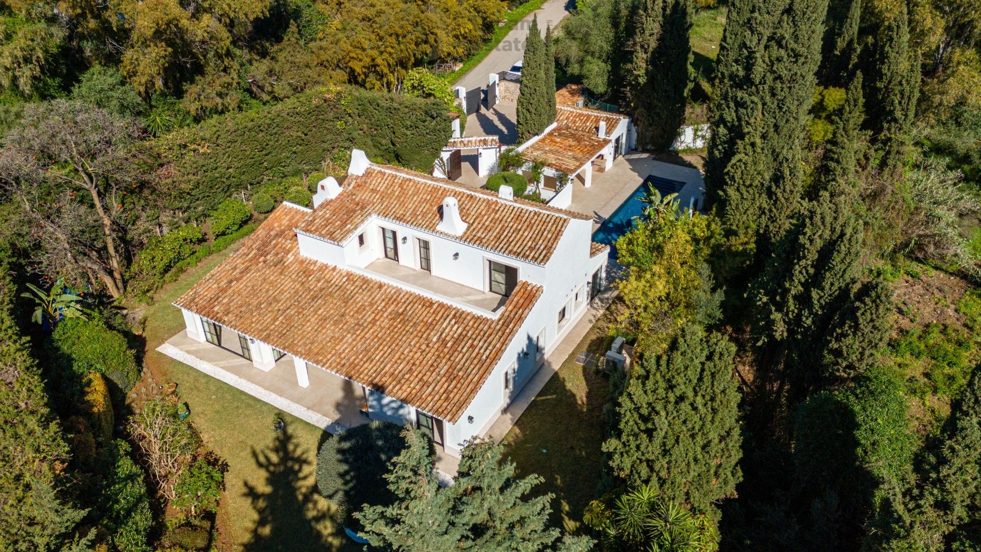 Gerenoveerde chique villa te Benahavis omgeven door een prachtig landschap. foto 24