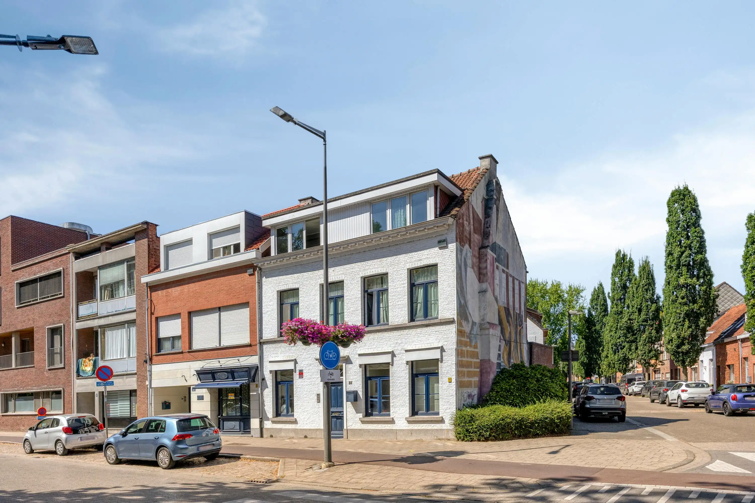 Uitzonderlijk ruime woning met garage te koop in centrum Wilrijk foto 2
