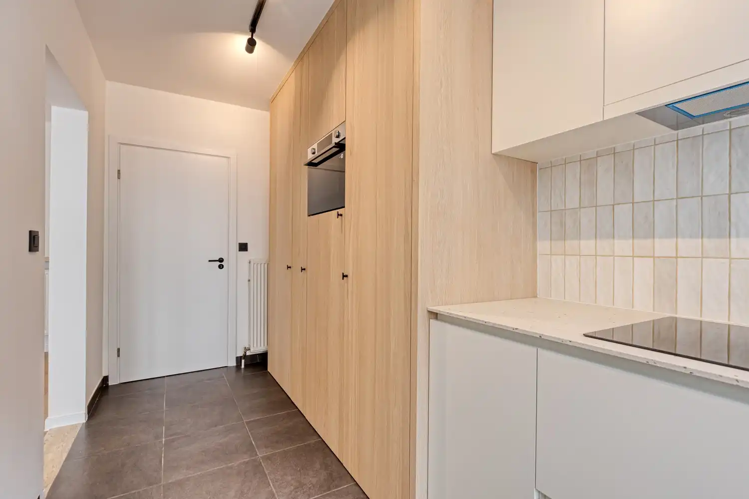 Instapklaar twee slaapkamer appartement met terras nabij het Zuidpark foto 6