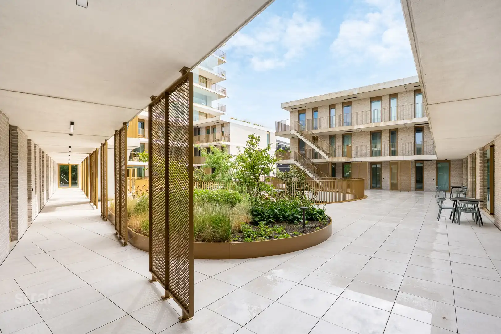 Lichtrijke studio met ruim terras in het Left Complex foto 12
