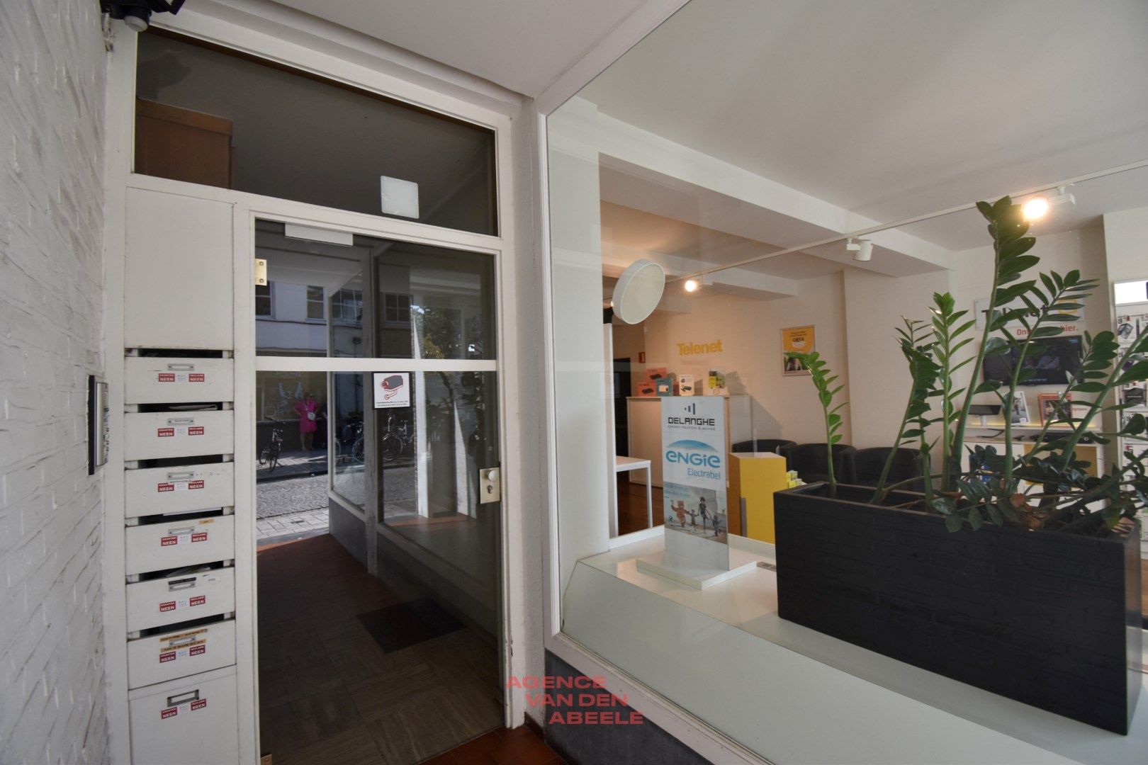 Opbrengsteigendom met 6 appartementen en commerciële handelsruimte foto 4
