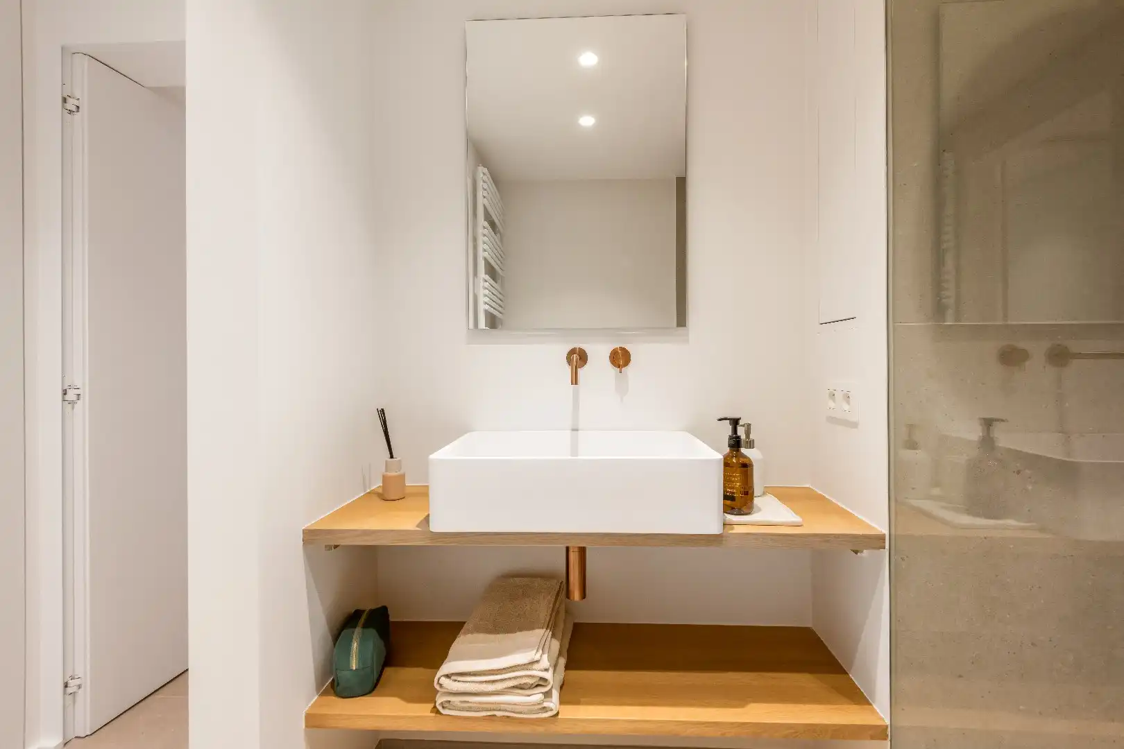 Mooi vernieuwd appartement schitterend gelegen op de Zeedijk vlakbij het Rubensplein foto 13