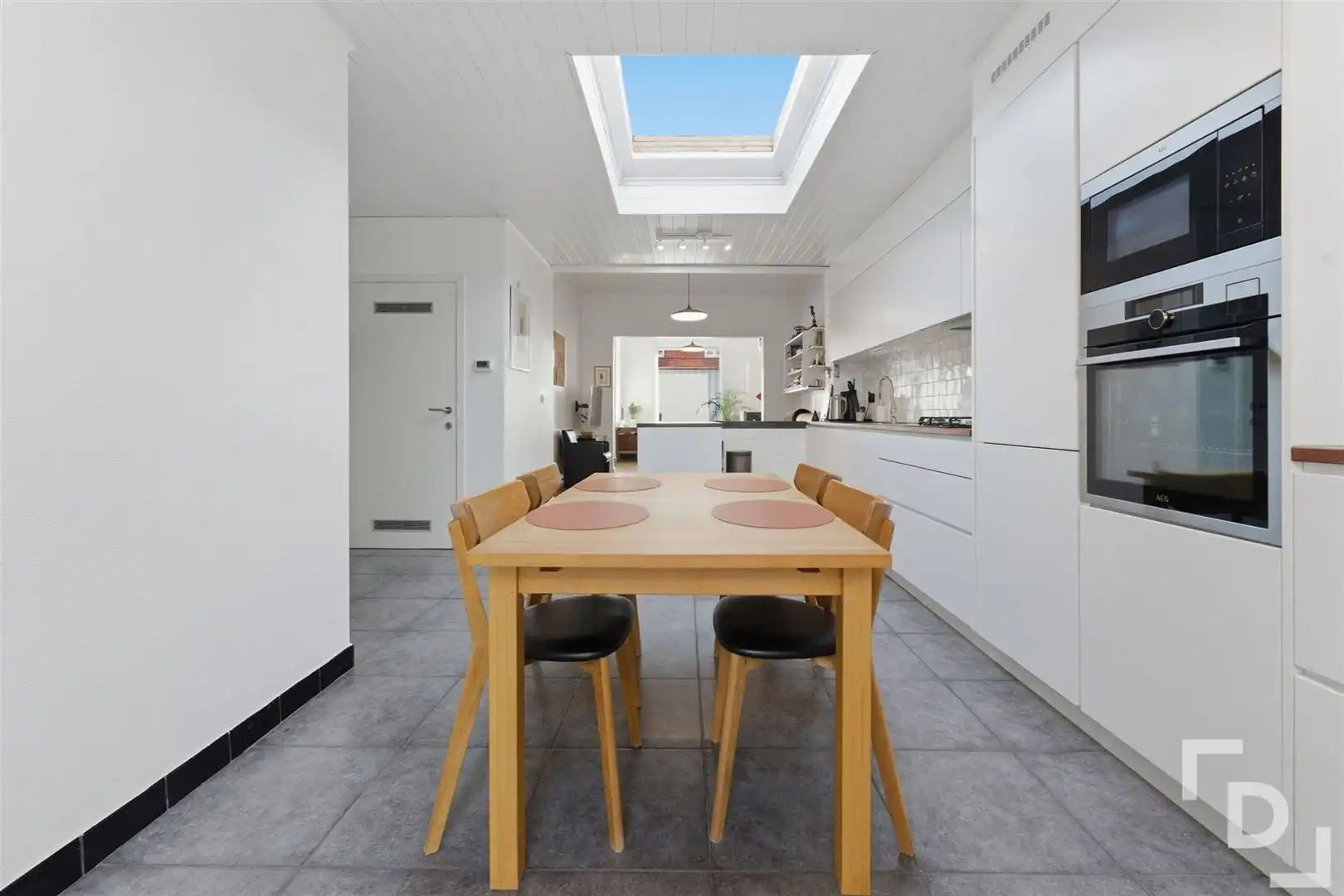 Ruime en energetische woning met uitweg en lostaande garage te koop in centrum Ieper. foto 8