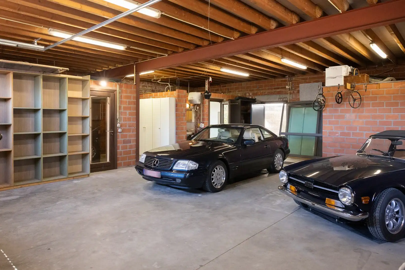 Magazijn van 130 m² met naastliggende villa. foto 3