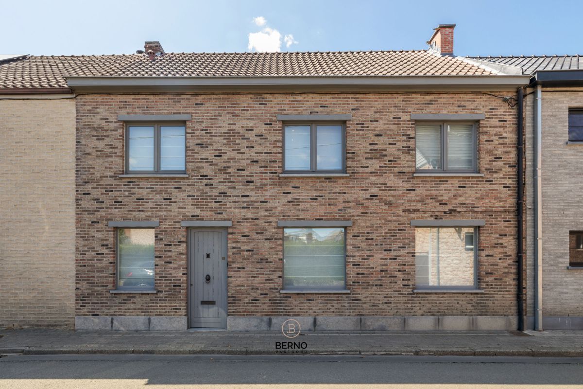 Instapklare rijwoning met 3 slaapkamers, ruime garage en zongerichte tuin. foto {{pictureIndex}}