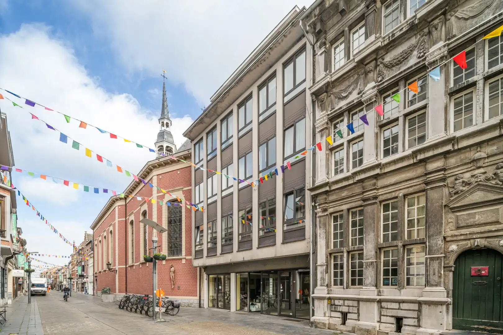Stijlvol gerenoveerd appartement met moderne uitstraling in het centrum van Maaseik!  foto 2