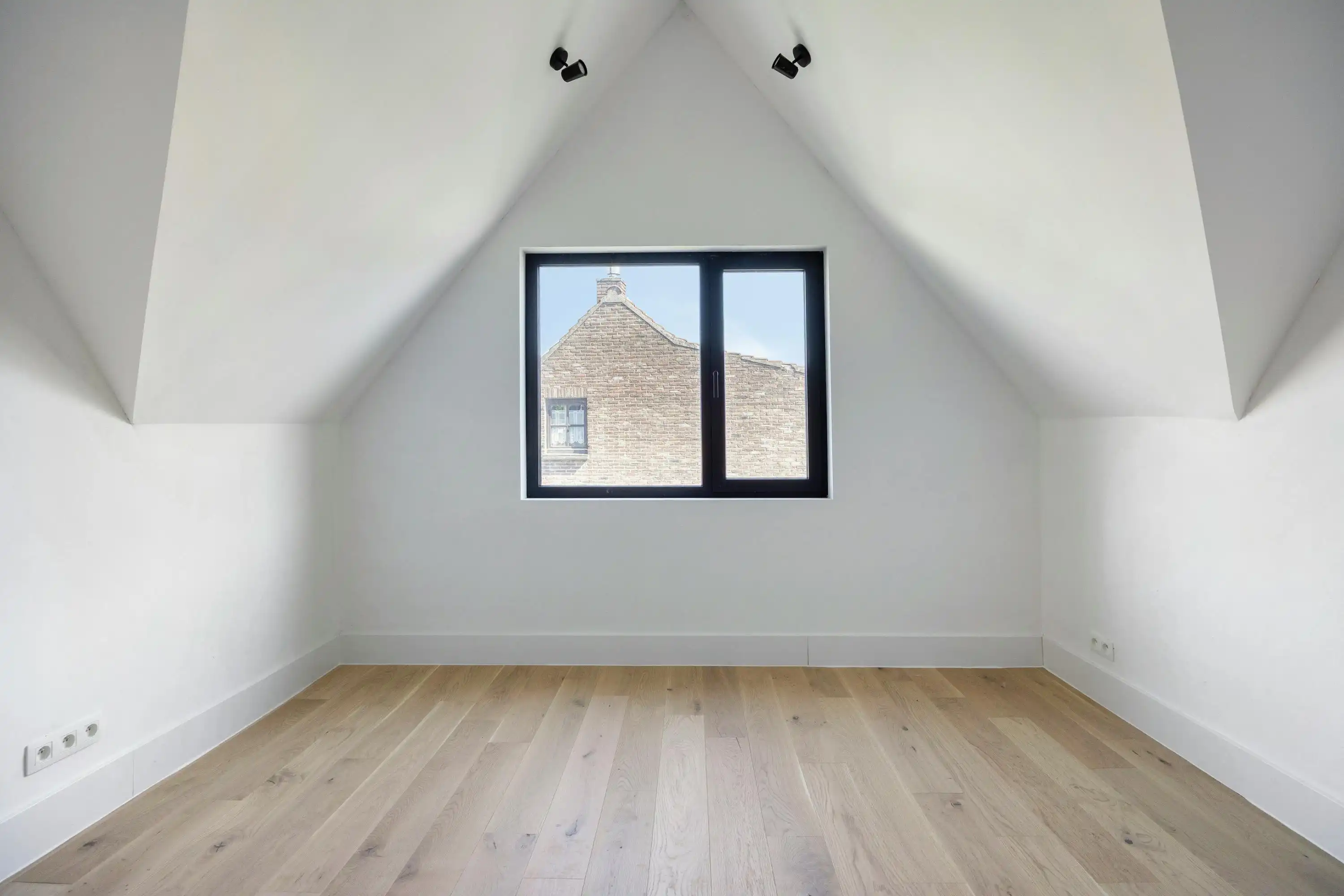 Volledig gerenoveerde halfopen woning in hartje Ertvelde foto 9
