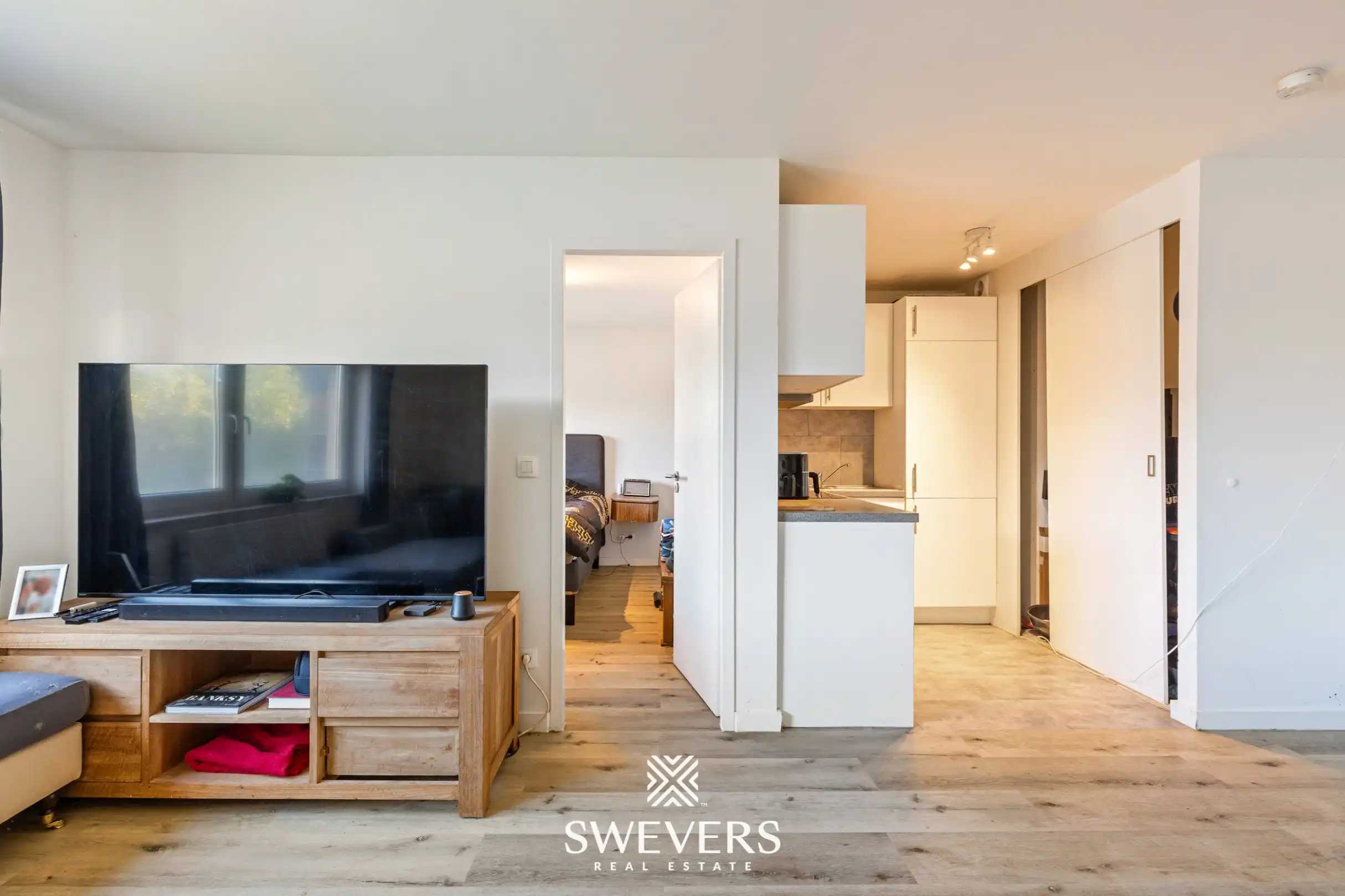 Uitstekend gelegen en volledig gerenoveerd appartement met staanplaats foto 6