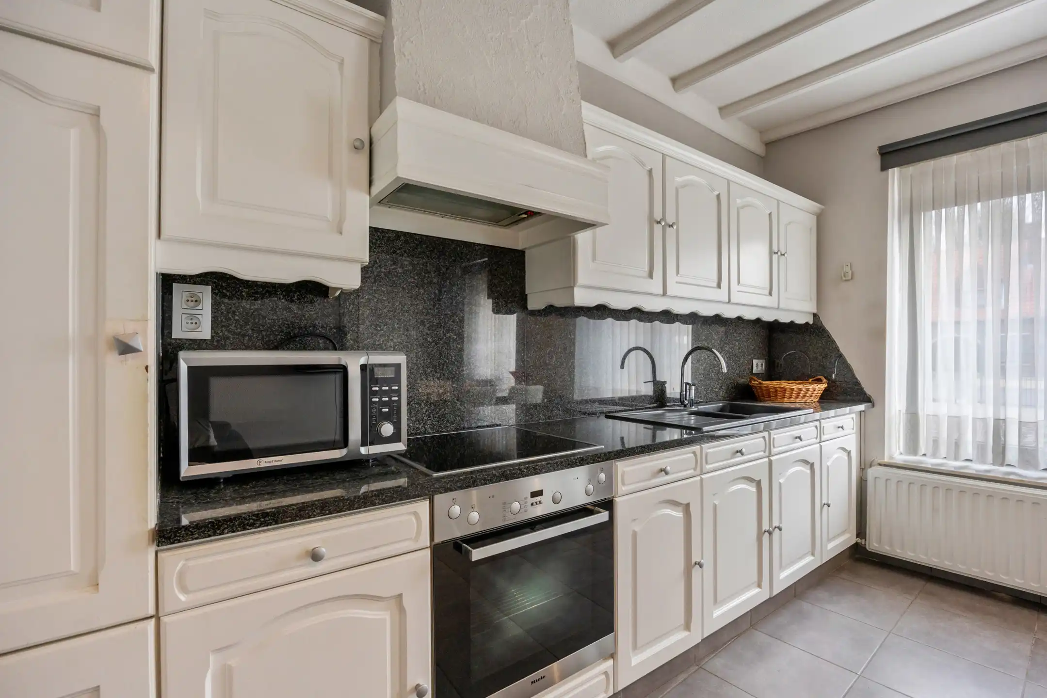 Ruime eengezinswoning met authentieke charme in Koninksem foto 4