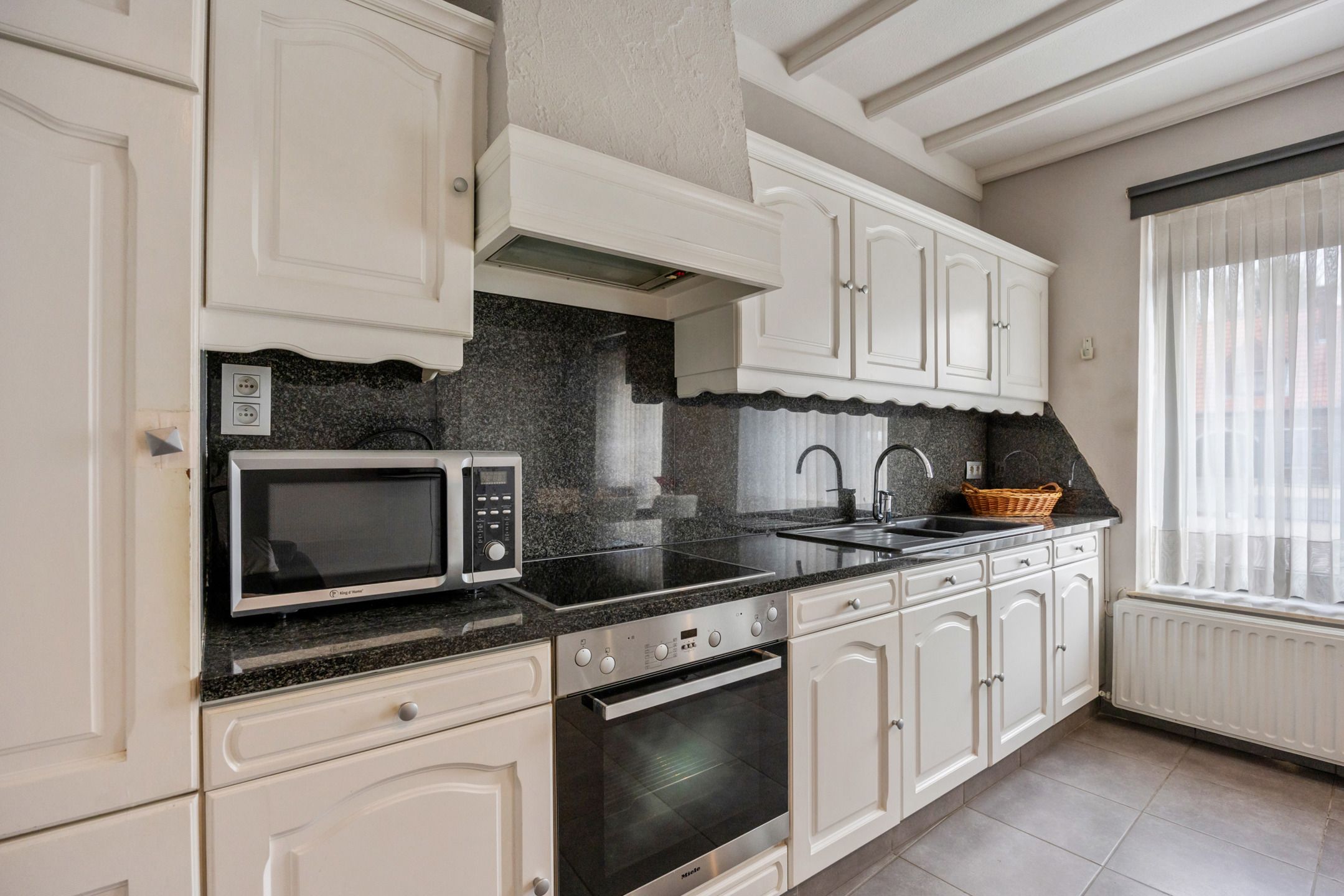 Ruime eengezinswoning met authentieke charme in Koninksem foto 4