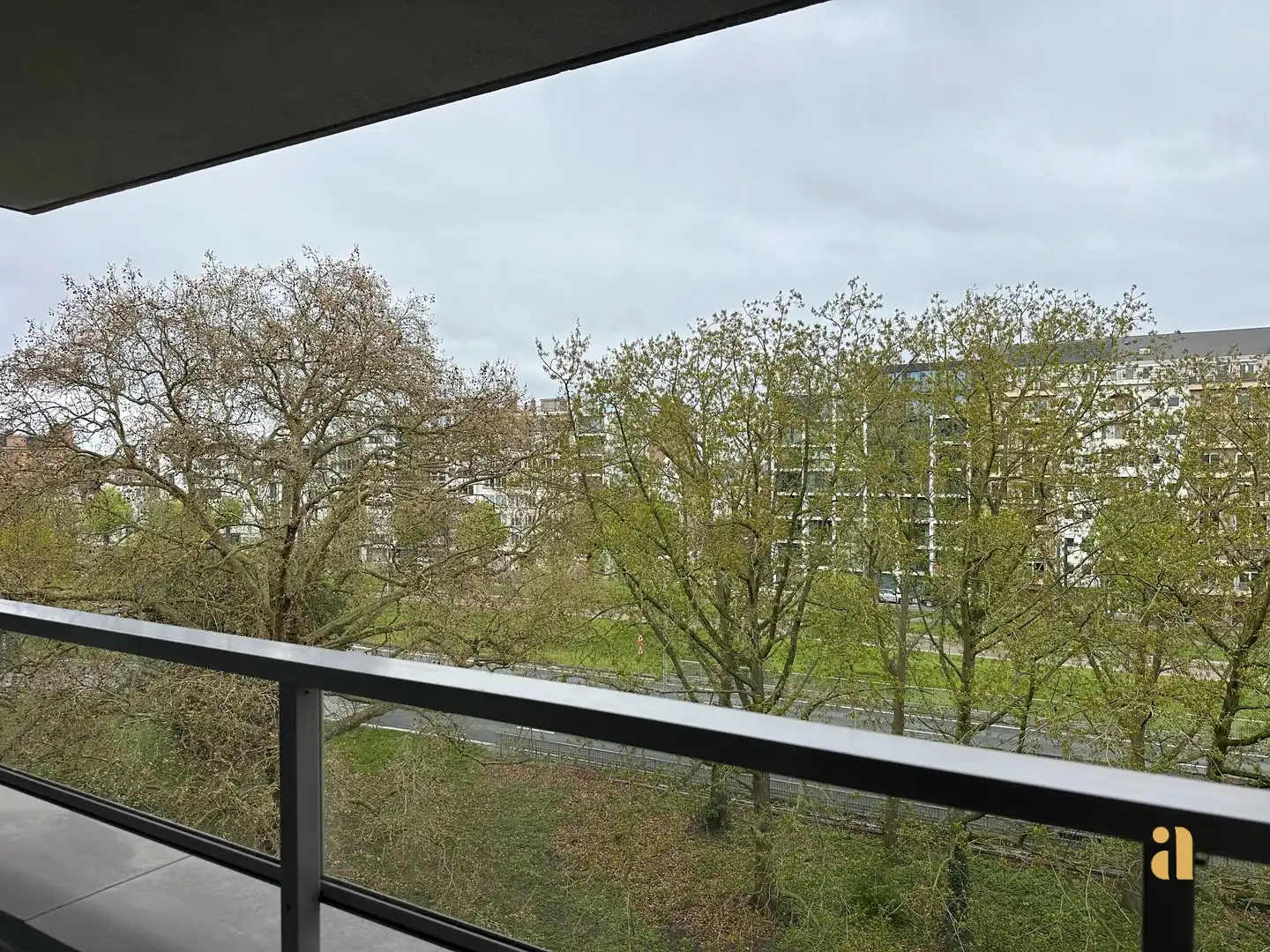 Zon, ruimte & torens: dit lichtrijke appartement heeft het allemaal! foto 12