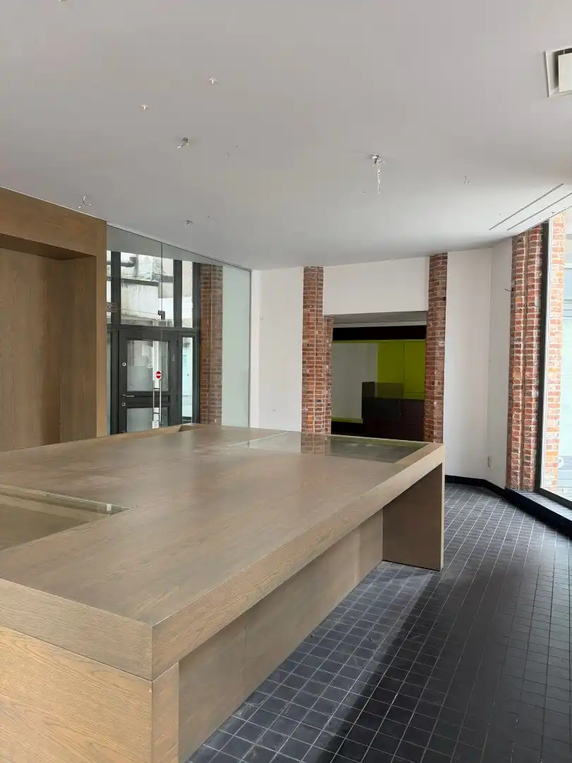 Uiterst goed gelegen winkelruimte met berging in toeristische Katelijnestraat in Brugge centrum! foto 2