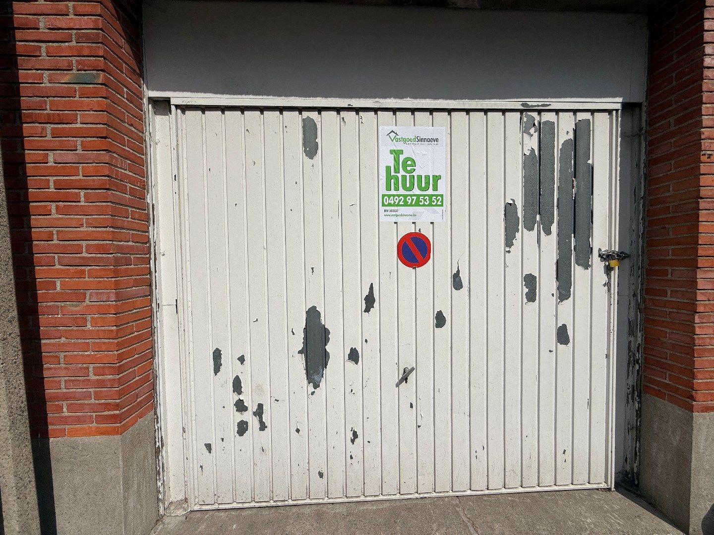 1 afgesloten gemetste garage te Roeselare  foto {{pictureIndex}}