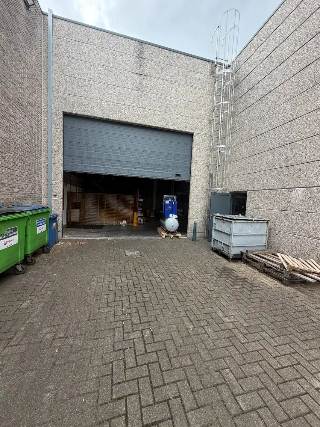 Magazijn met kantoorruimte te huur vlakbij A12 in Schelle foto 7