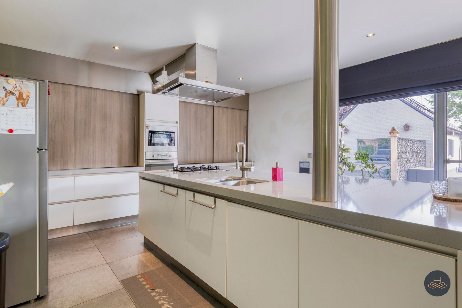 Ruime en recente woning met zwembad foto 11