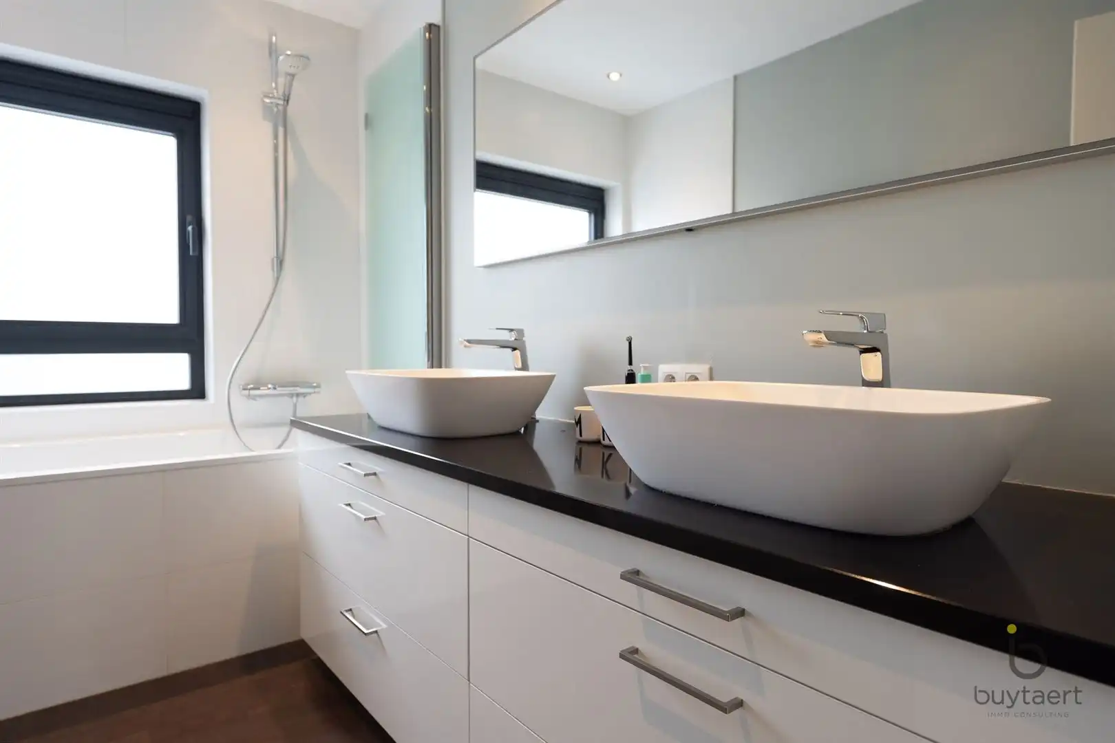 INSTAPKLARE CENTRAAL GELEGEN RIJWONING MET DRIE SLAAPKAMERS EN GEZELLIG TUINTJE! foto 21