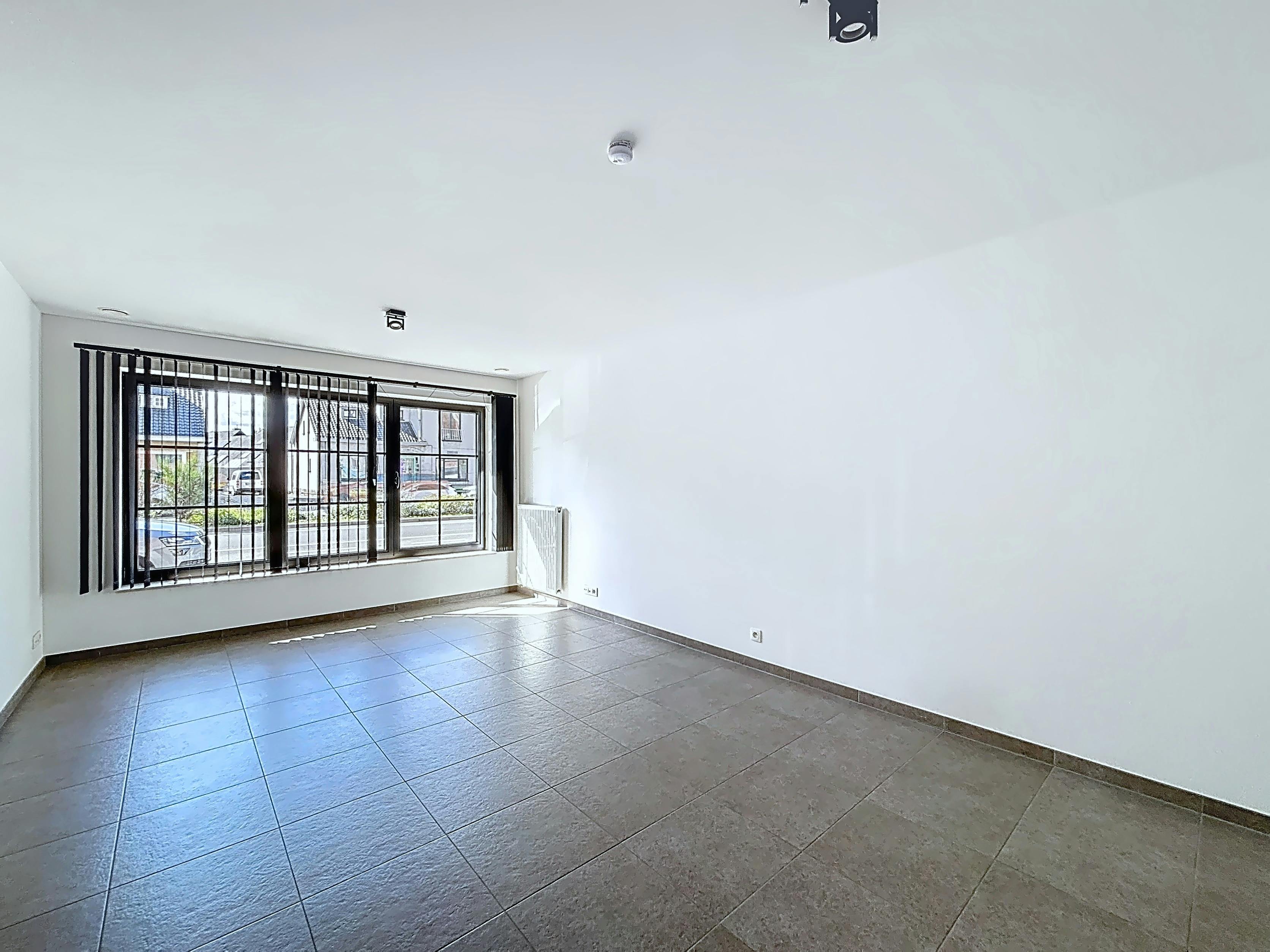 Eeklo Centrum: Instapklaar 1-slaapkamerappartement met garagebox foto 3