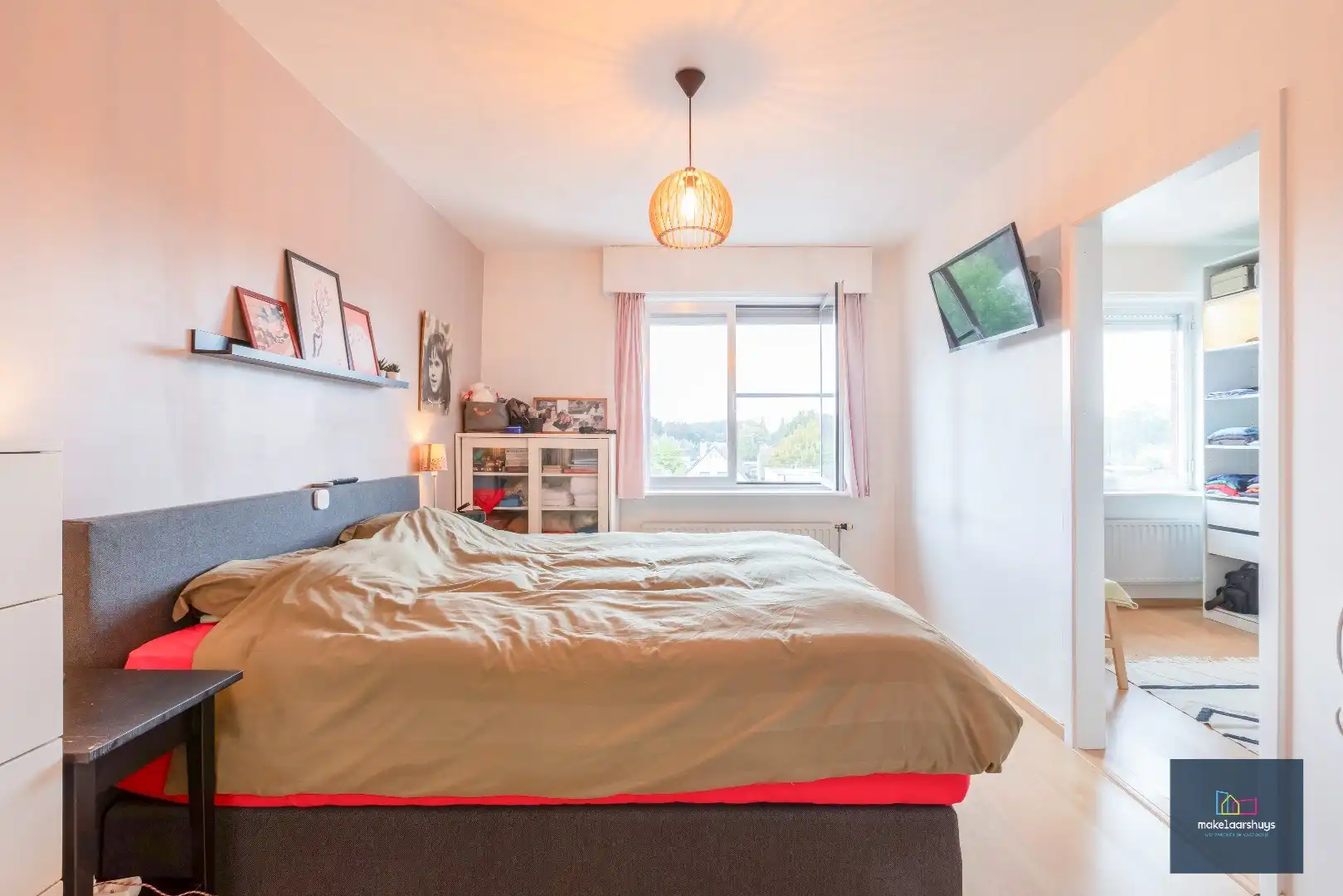 Heel ruime instapklare woning in rij  met zonneterras en 2 staanplaatsen foto 21