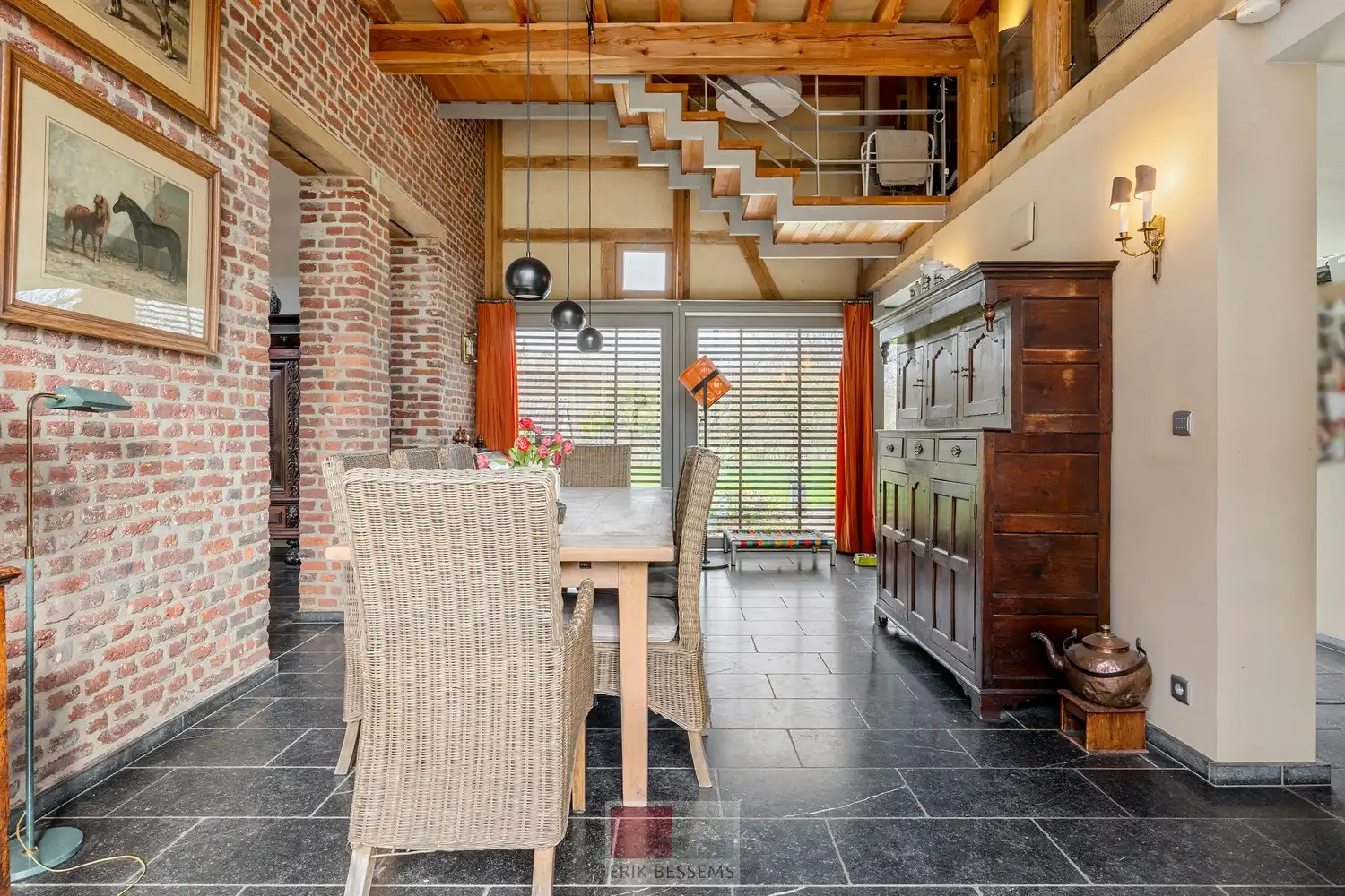 Een zeer karaktervol woonerf van maar liefst 3996 m² met bijzondere uitstraling, bestaande uit een prachtige hoofdwoning (voormalige schuur en stallen) en een charmant vakwerkhuis. foto 9