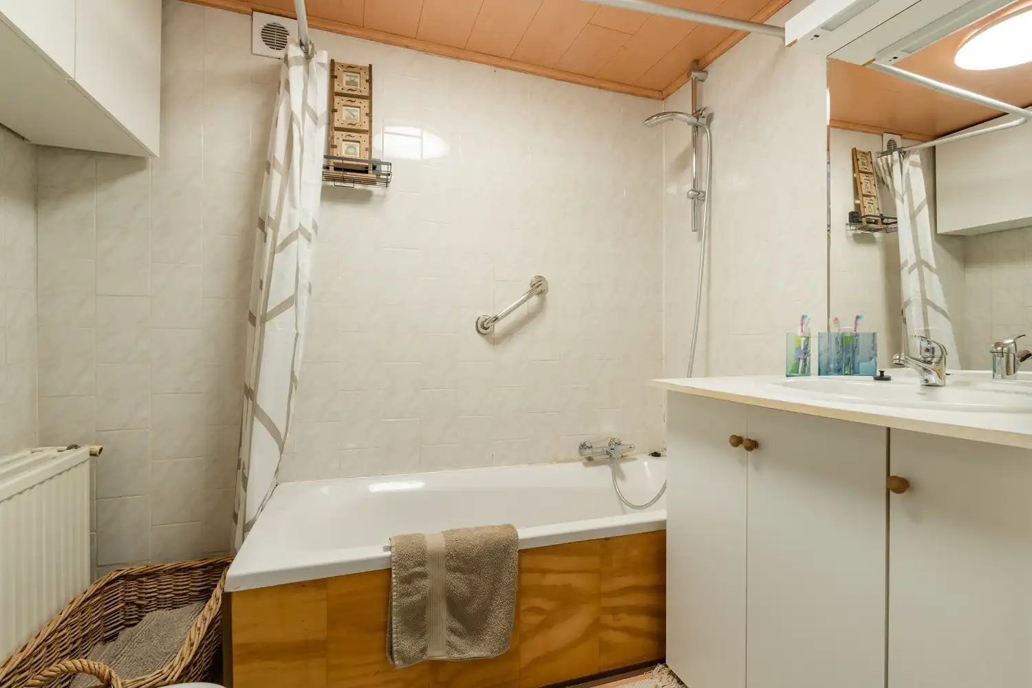 Veelzijdige woning met zorgmogelijkheden, werkruimte en tal van bijgebouwen foto 20