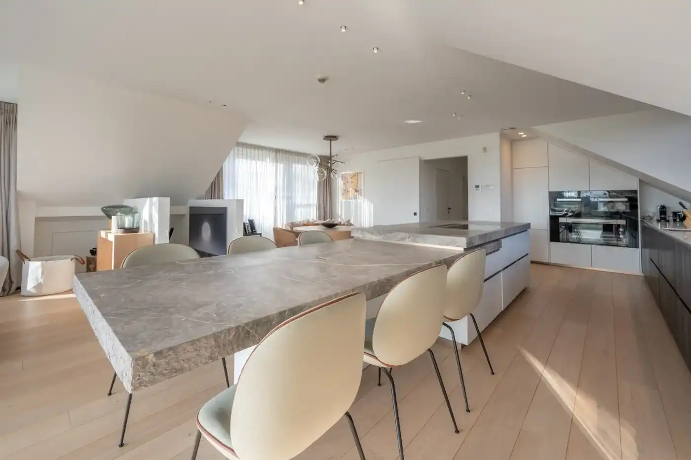 Lichtrijke bel-etage woning nabij van het Oosthoekplein in Het Zoute foto 5
