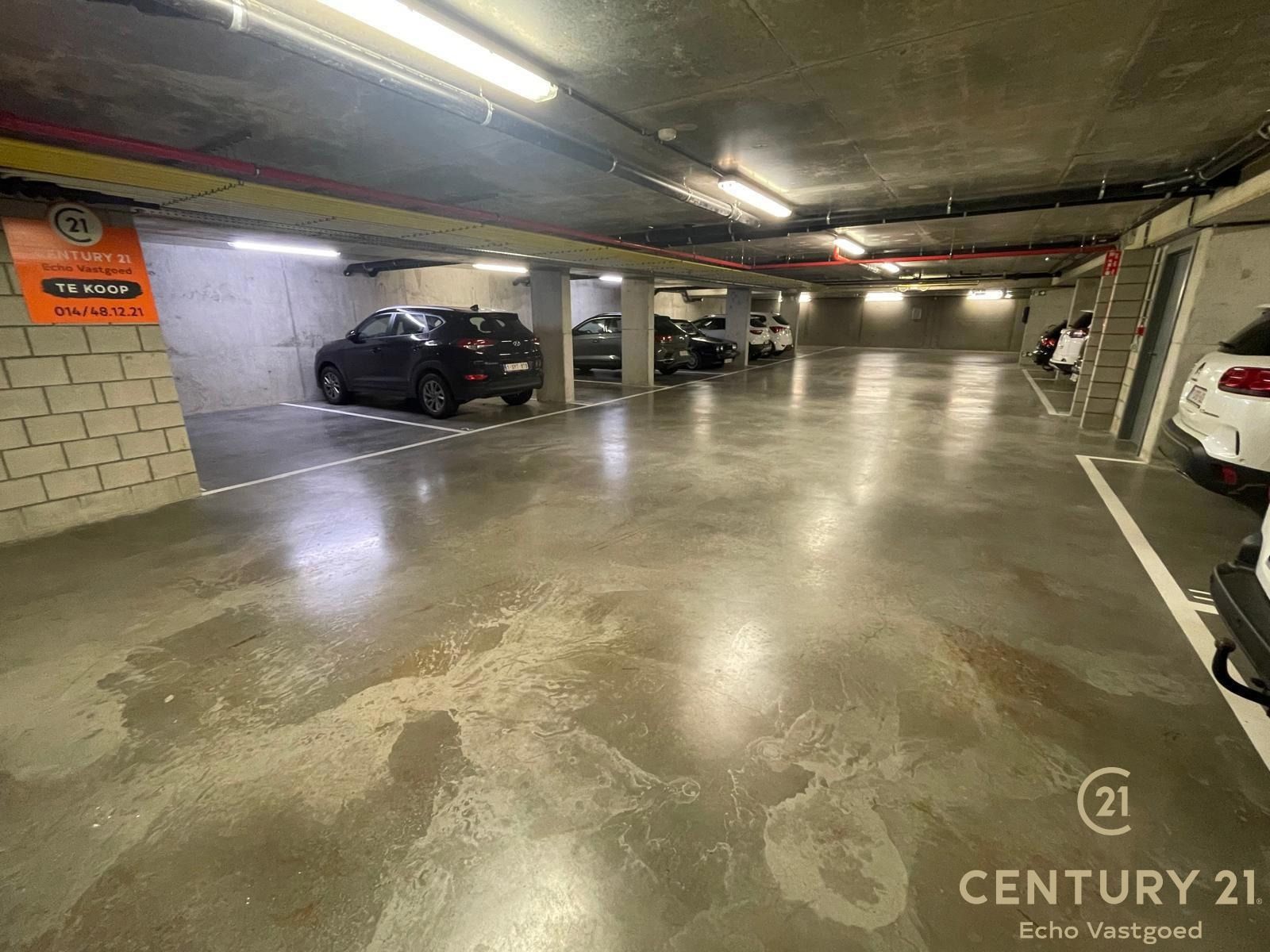 Ruime Autostaanplaats in Recente, Afgesloten Parkeergarage foto 4