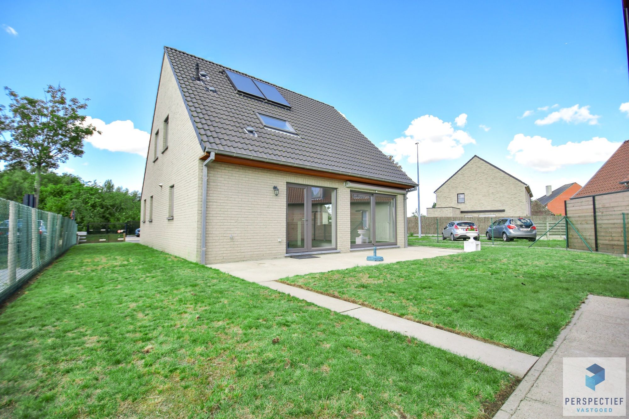Recente woning (2015) met tuin, garage in een rustige omgeving te Sint-Joris foto 2