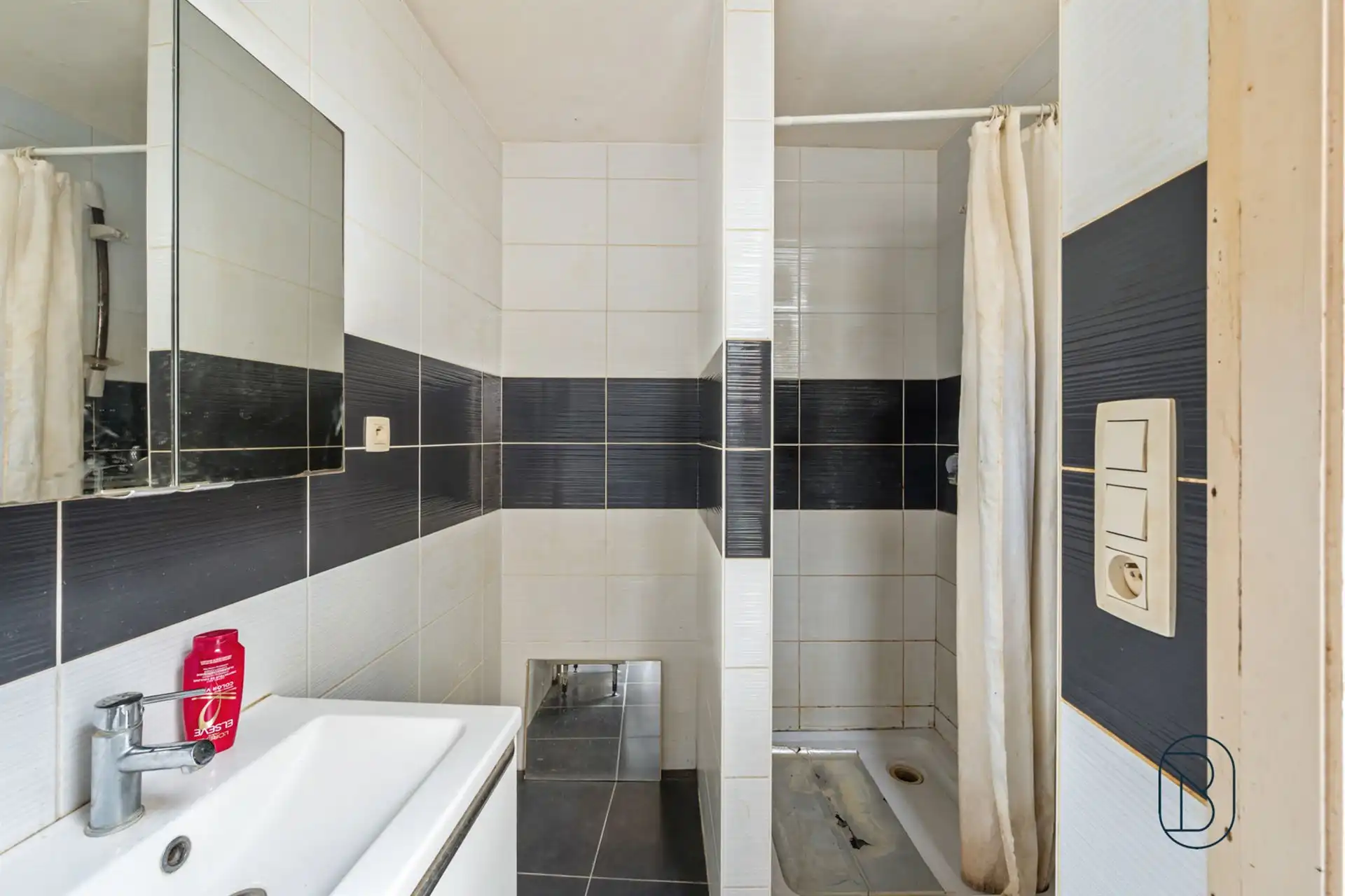 Te renoveren woning met 2 slk! foto 12