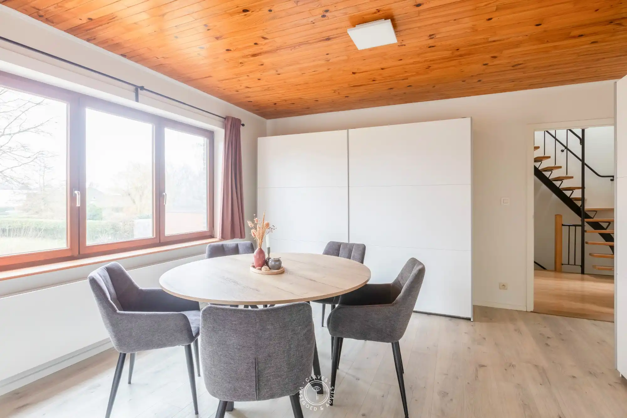 Welgelegen ruime halfopen bebouwing met dubbele garage foto 22
