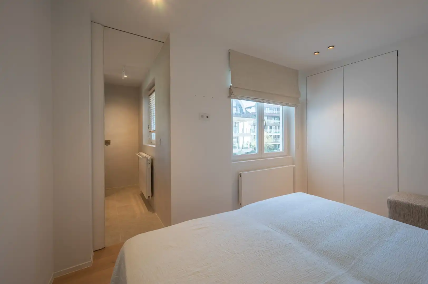 Luxueus gerenoveerd hoekappartement met zeezicht vlakbij de wandeldijk in het Zoute. foto 25