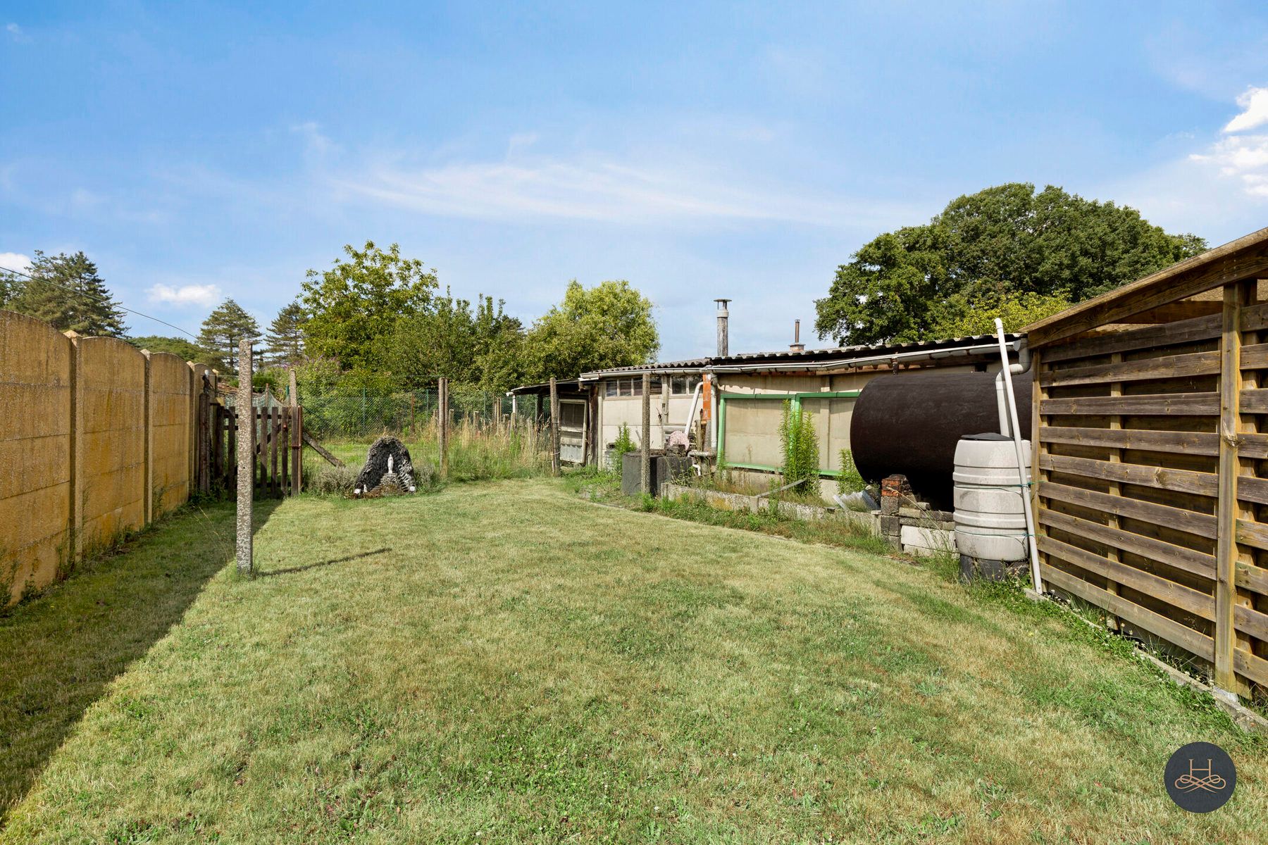 Te renoveren ruime woning met grote tuin en terras foto 23