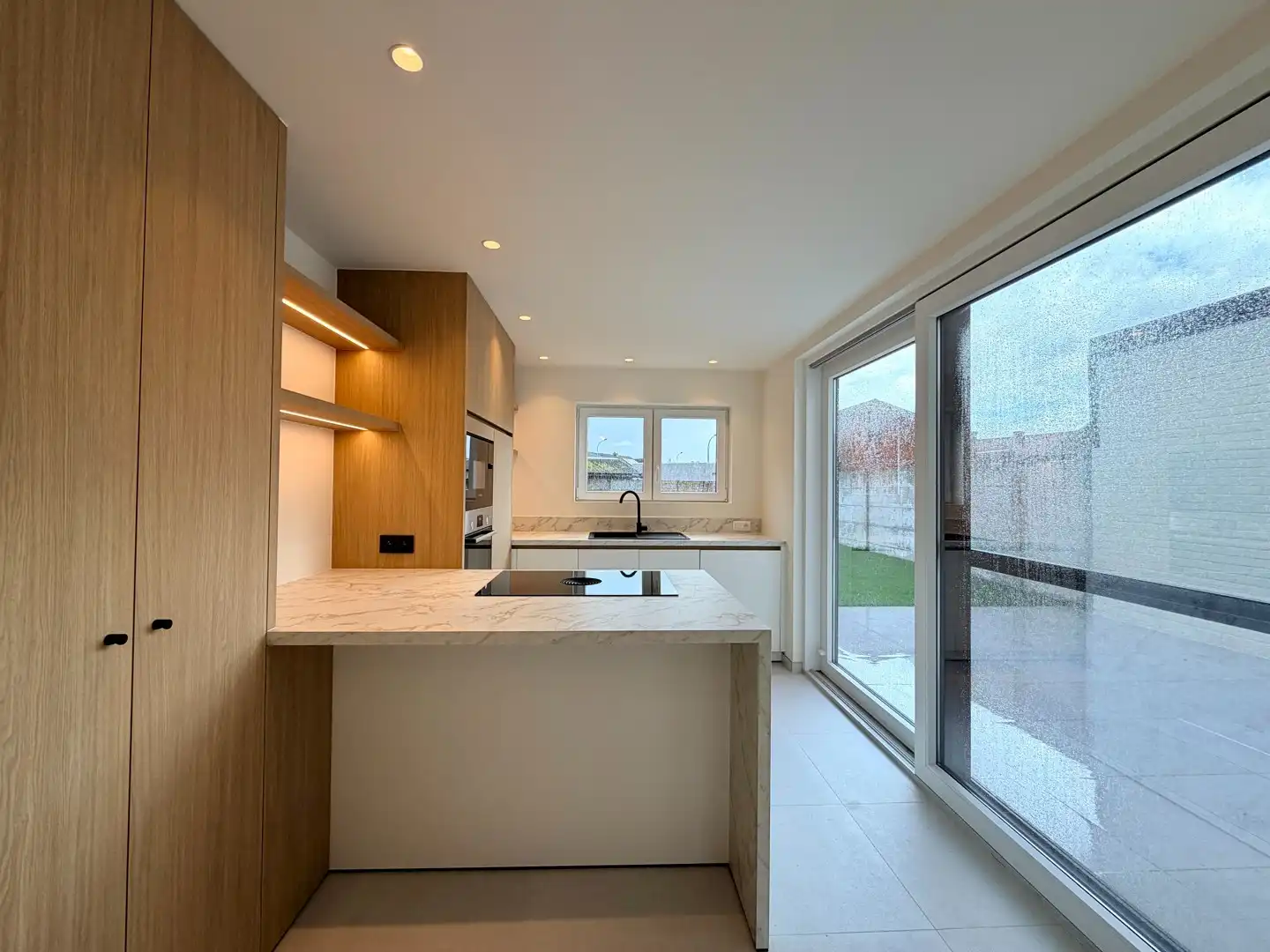 Volledig gerenoveerde woning met 3 slaapkamers en tuin te Izegem! foto 6