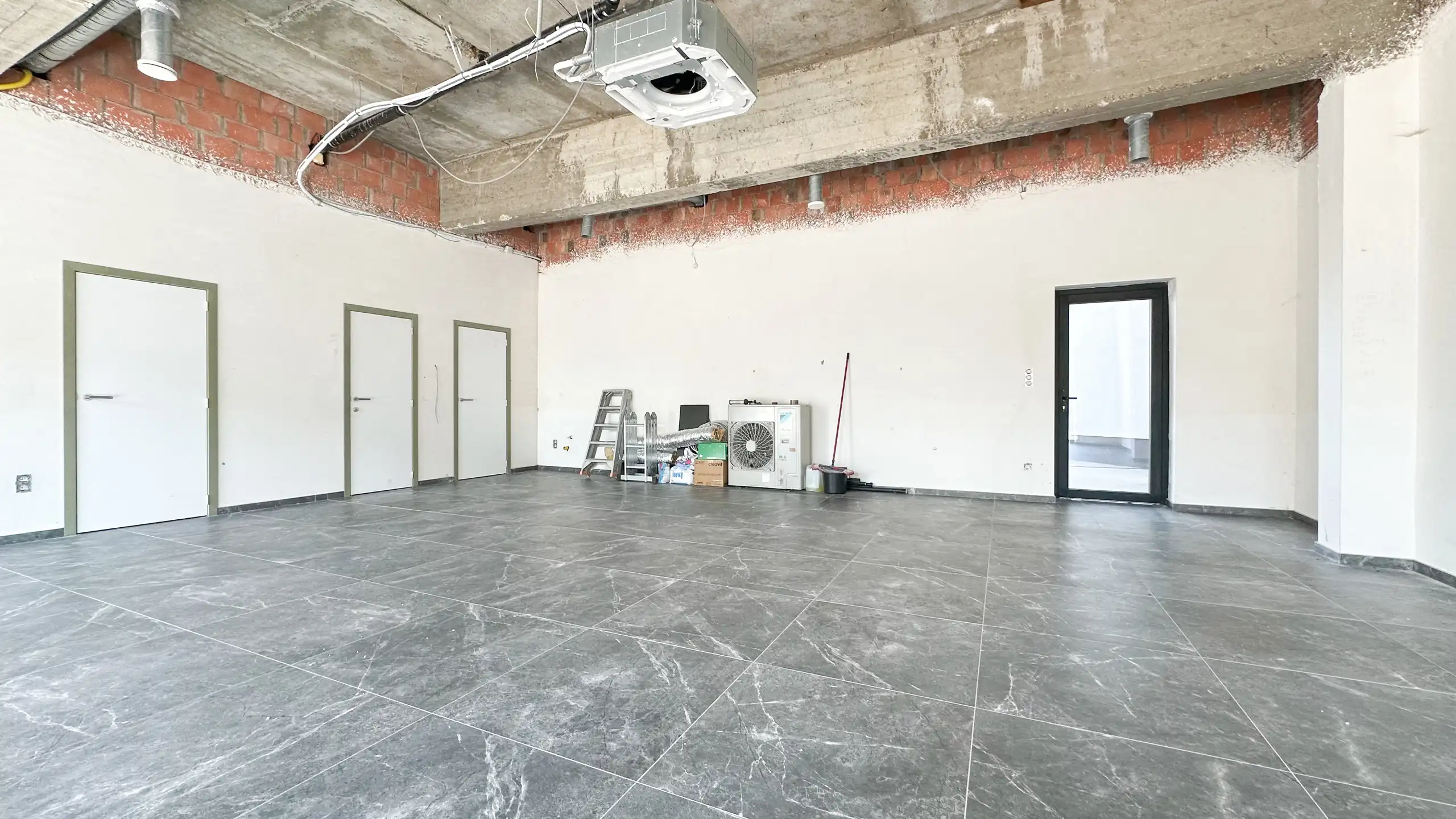 Afgewerkt handelspand van 90m² in Heppen met parkeerplaats! foto 9
