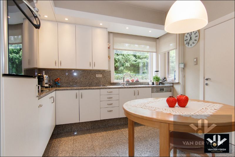 STIJLVOLLE HOB MET MODERN COMFORT EN ZWEMBAD foto 15
