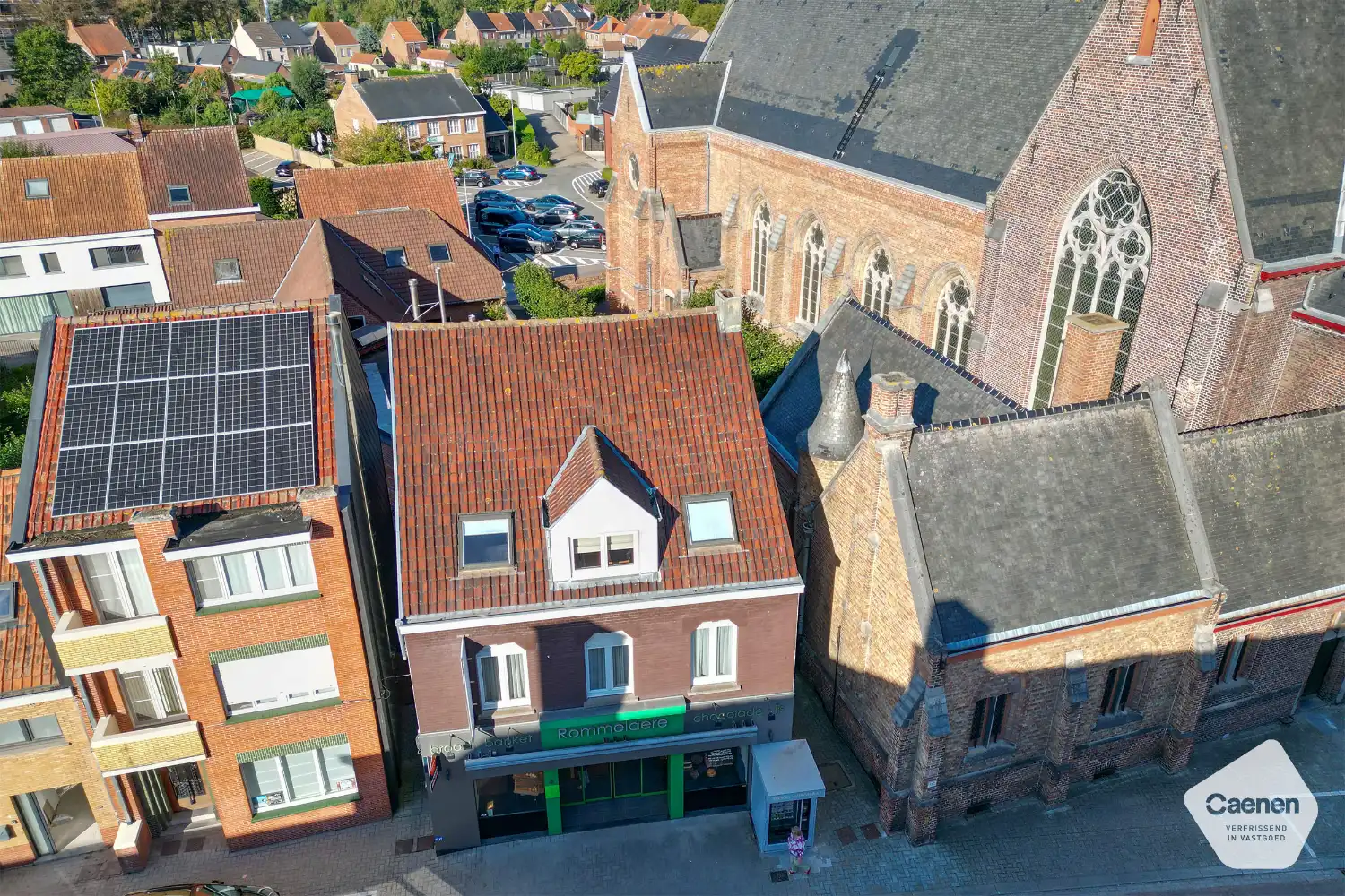 Veelzijdig handelspand met woonst en met tal van mogelijkheden momenteel ingericht als bakkerij foto {{pictureIndex}}