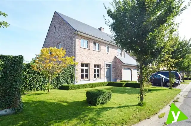 Ruime gezinswoning gelegen met tuin net buiten het centrum van Eeklo! foto {{pictureIndex}}