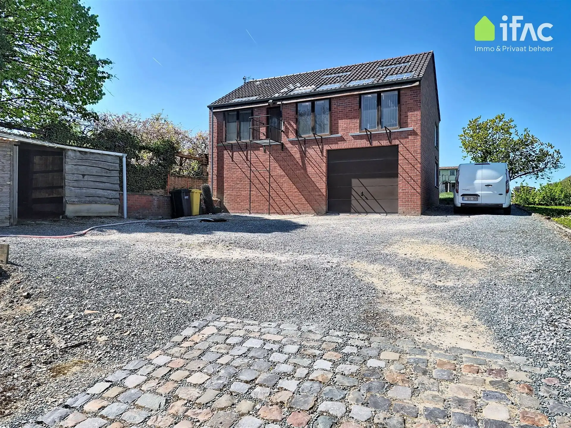 Te renoveren woning met recente ruime loods  foto 3