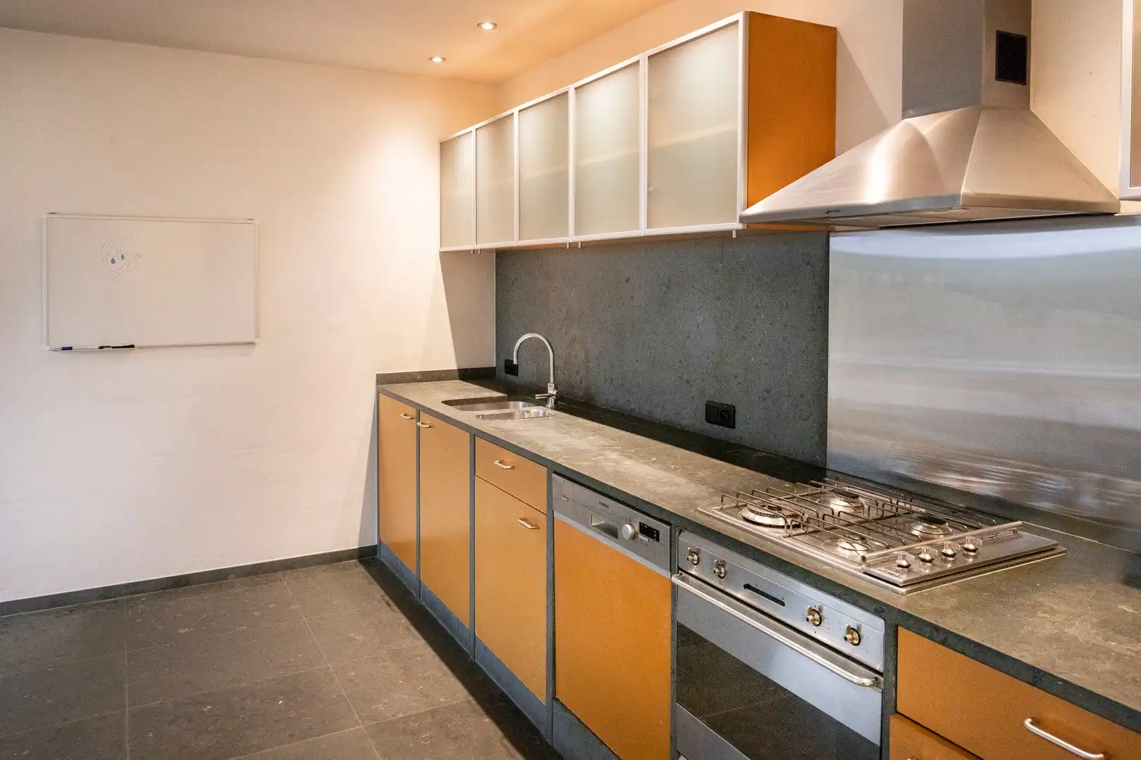 Woning met grote garage en mogelijk kantoor of praktijk. foto 8