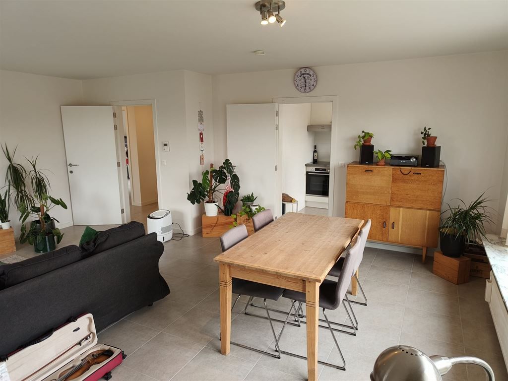 Goedgelegen en volledig vernieuwd appartement foto 3