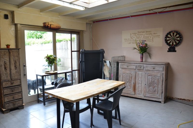 Te koop te Moorslede : Verder af te werken  gezinswoning met 3 slaapkamers, inpandige garage,  zonnige diepe  tuin mét uitweg en dubbele garage, zonnepanelen. foto 9