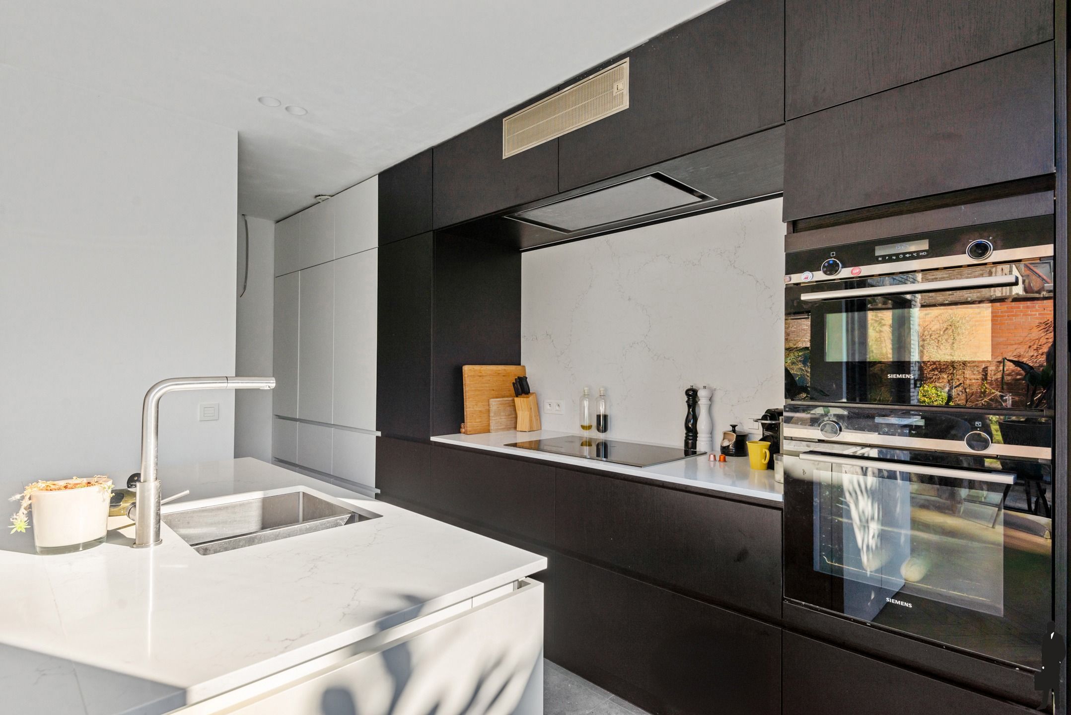 (Deels) gerenoveerde woning met ZW parktuin (ca. 1968m²) foto 9