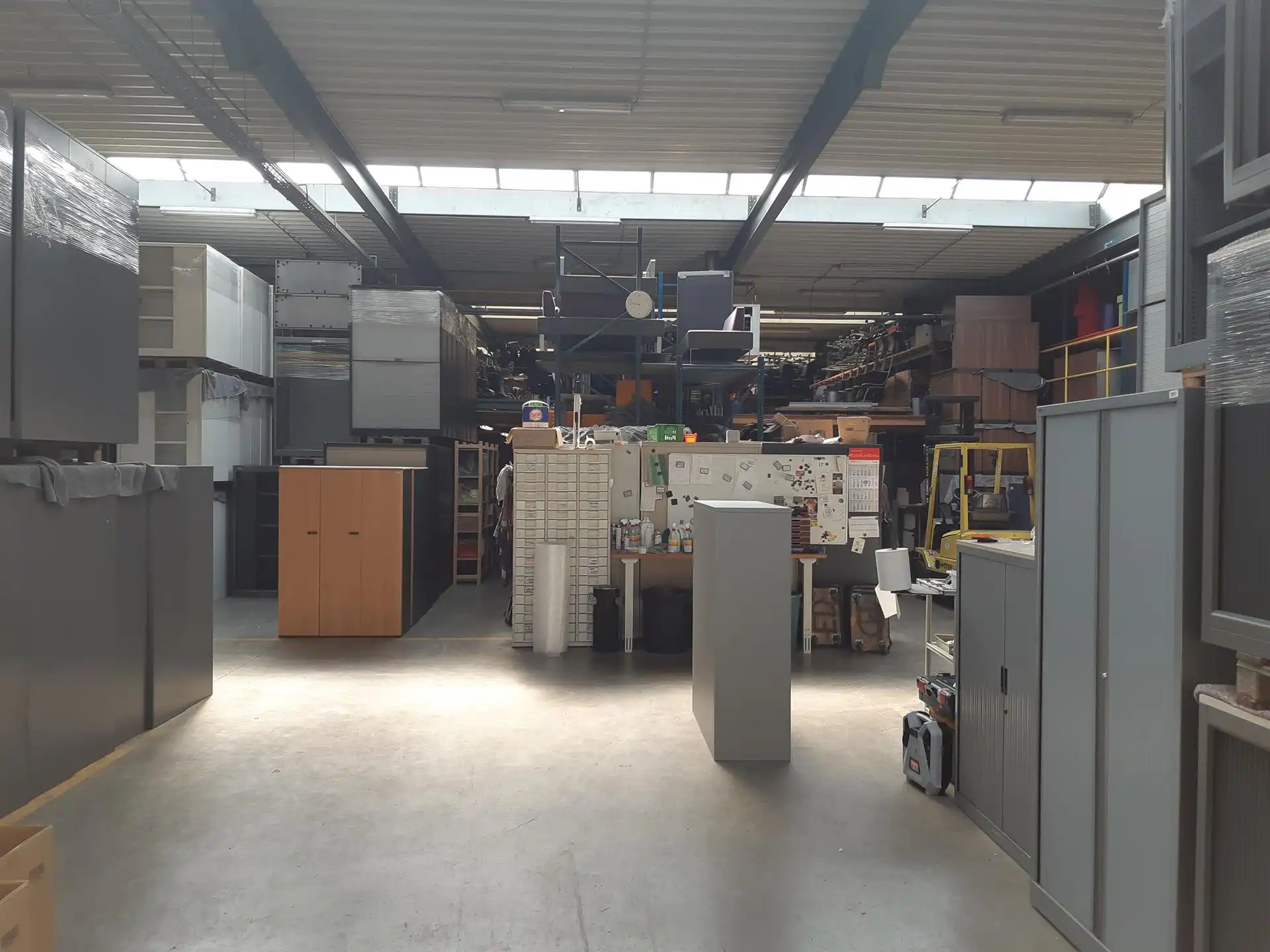 TE HUUR - Bedrijfshal met mooie showroom en kantoorruimte foto 6