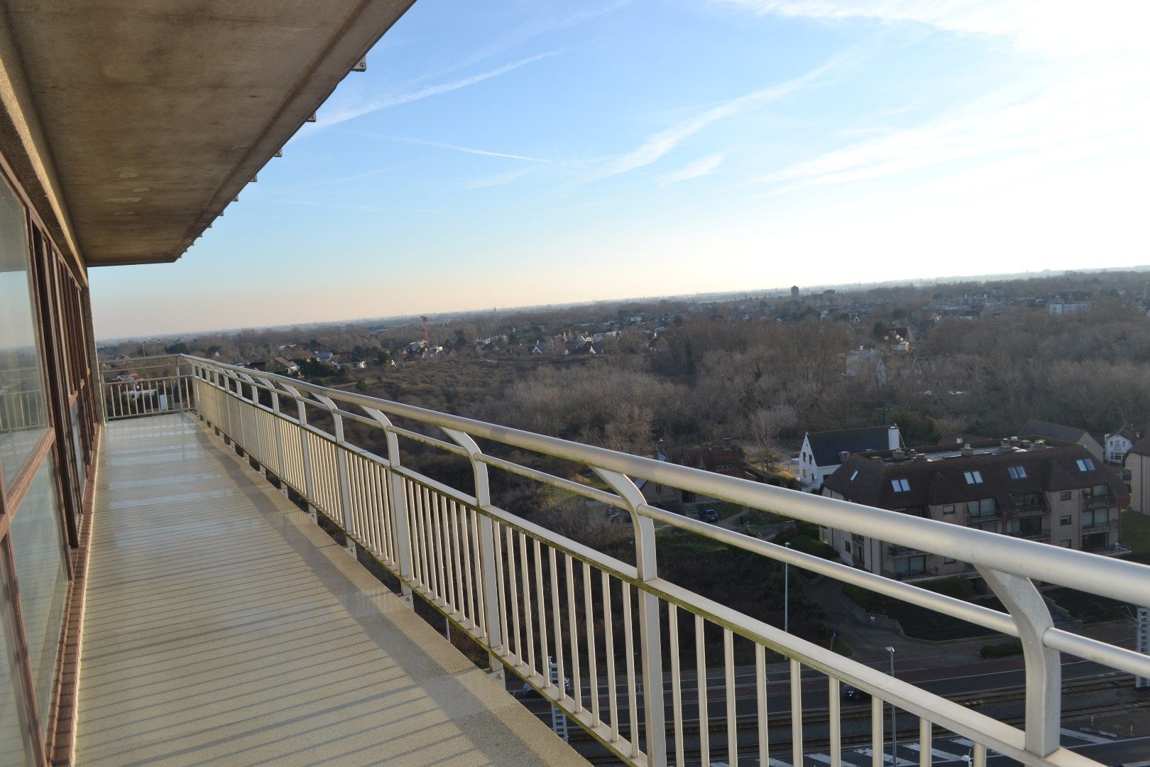 Uitzonderlijk zonnig appartement met uniek zeezicht te Oostduinkerke. foto 3