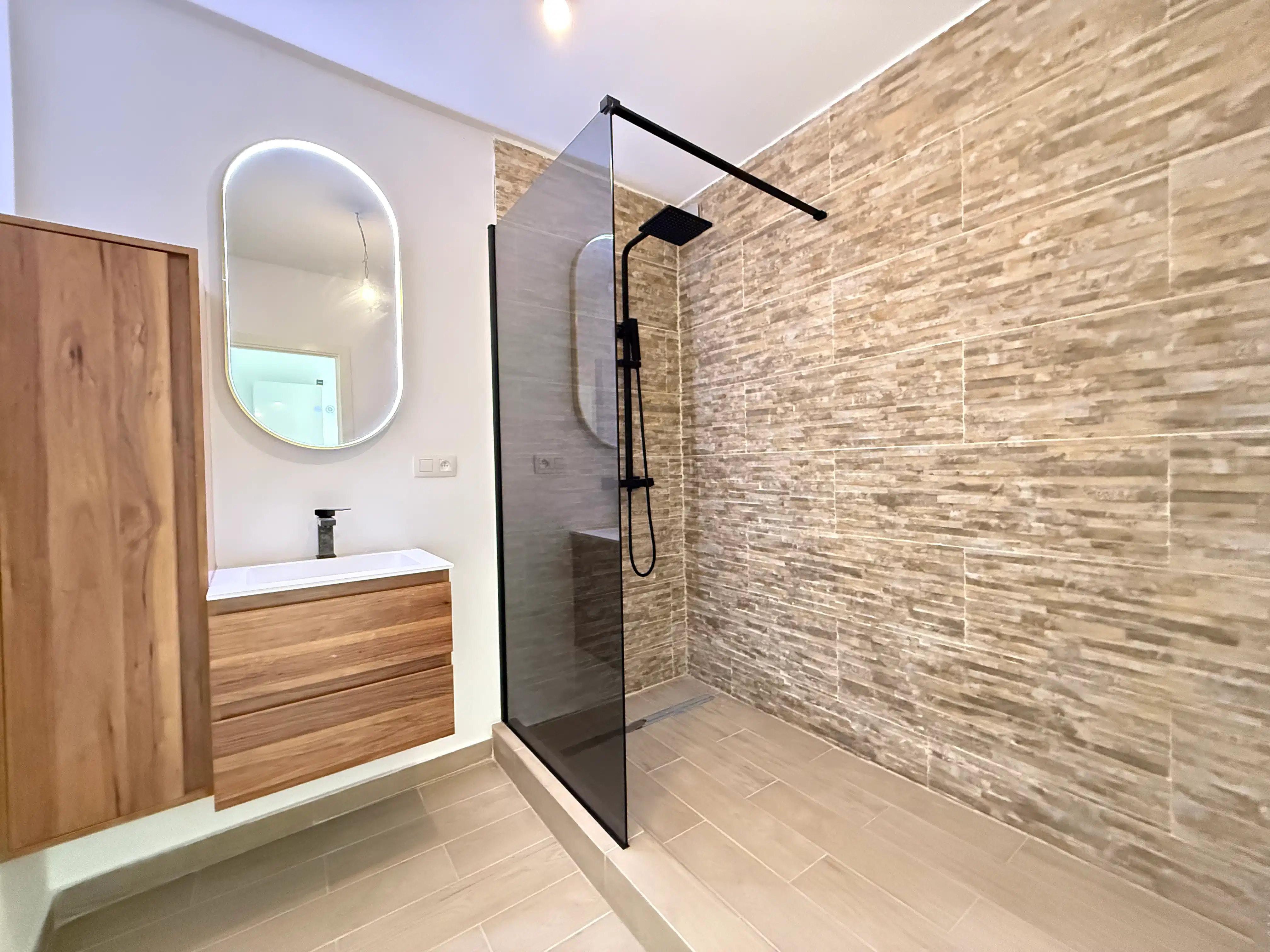 Subliem gerenoveerd appartement met terras foto 4