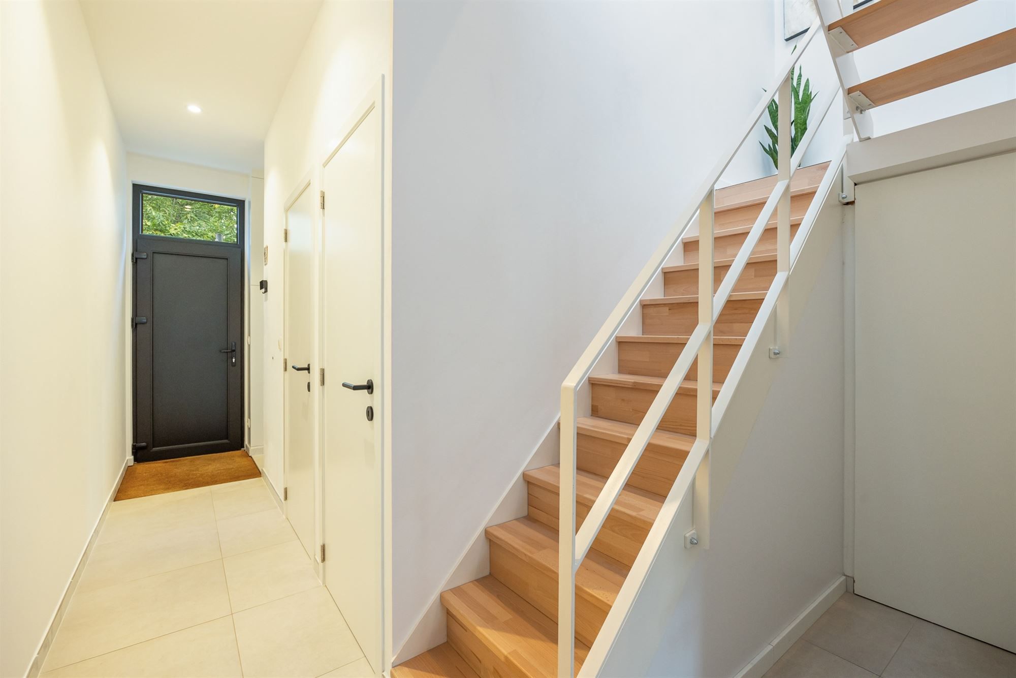 Modern gerenoveerde woning met 2 slpkmrs. en tuin foto 12
