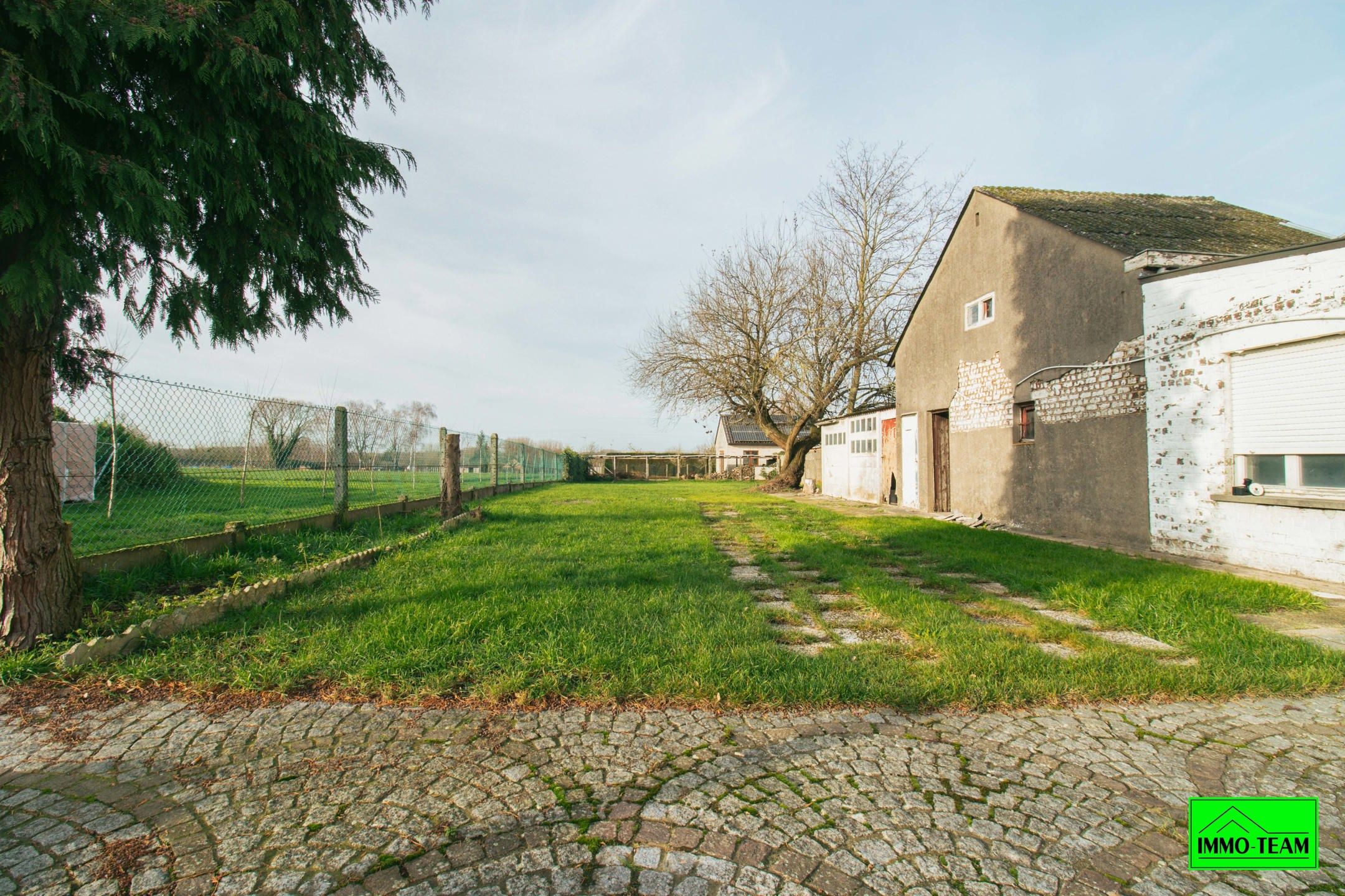 Te renoveren gezinswoning met grote tuin foto 12