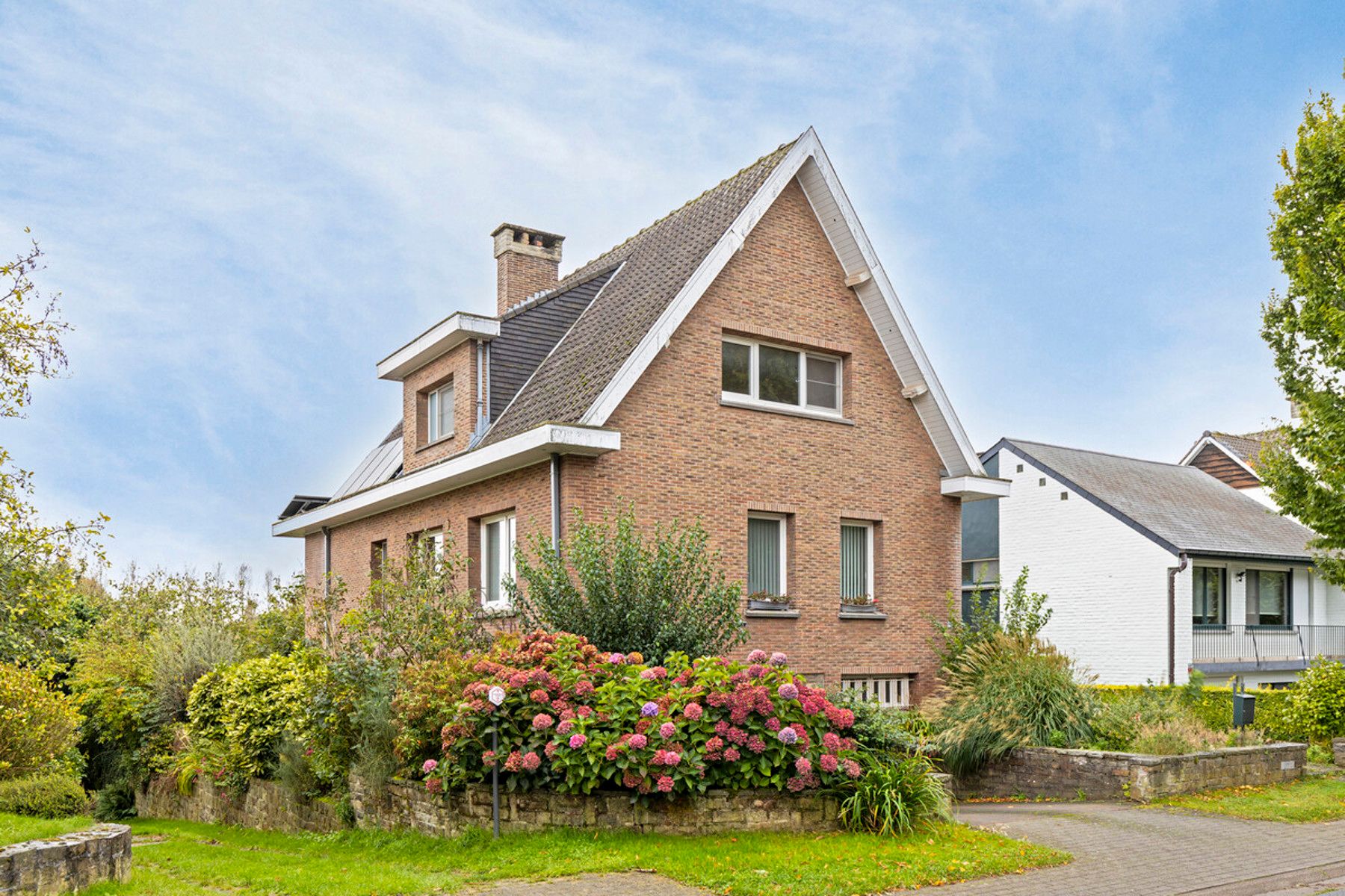 Viergevelwoning in Dilbeek : rust, ruimte en potentieel foto {{pictureIndex}}