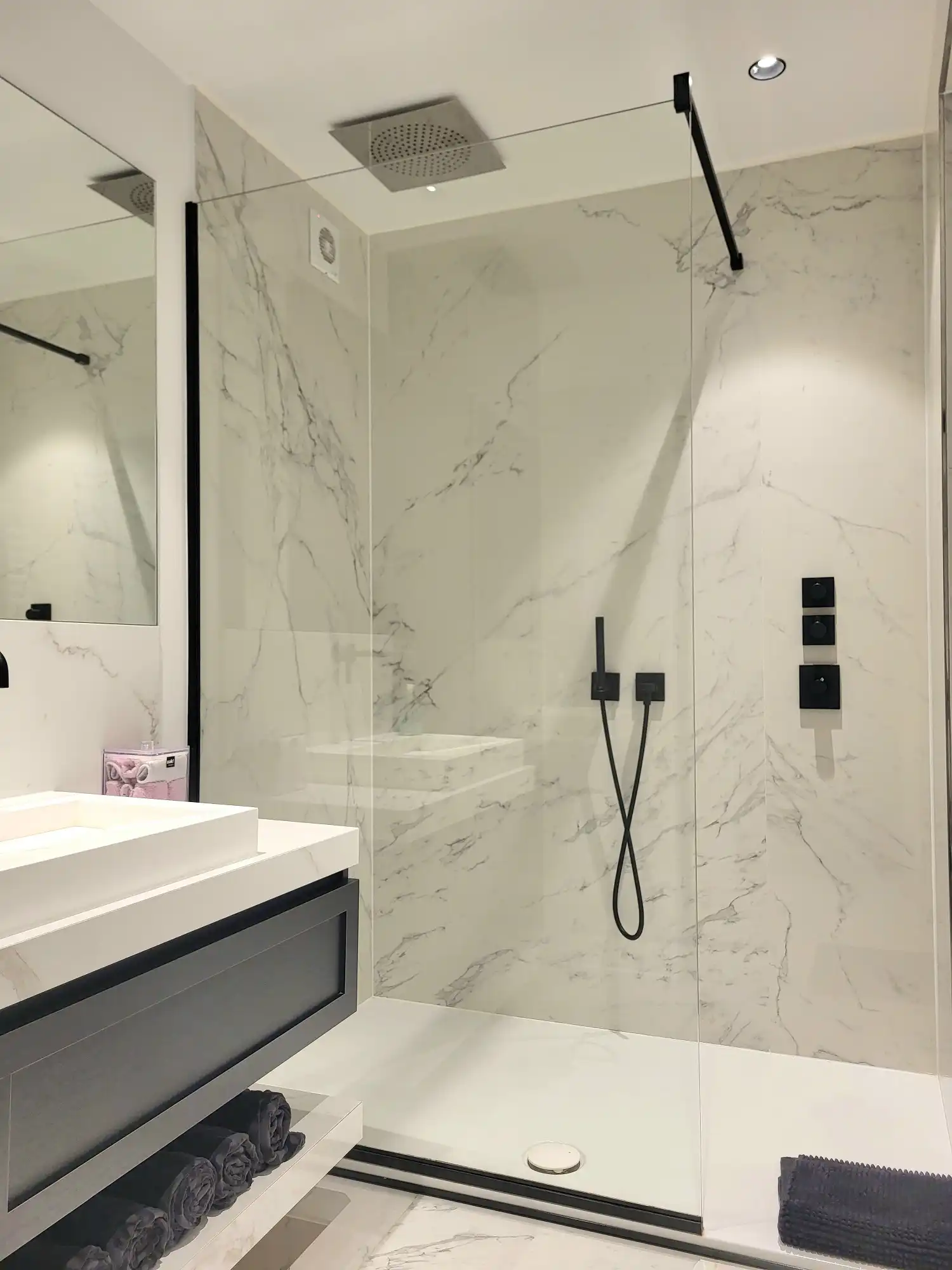 Prachtig gerenoveerd 3 slaapkamer appartement op de Zeedijk van Oostduinkerke te koop foto 11
