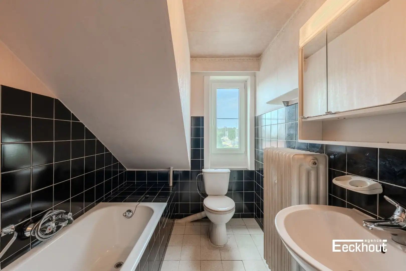Te moderniseren woning op goede ligging met garage en tuin! foto 17